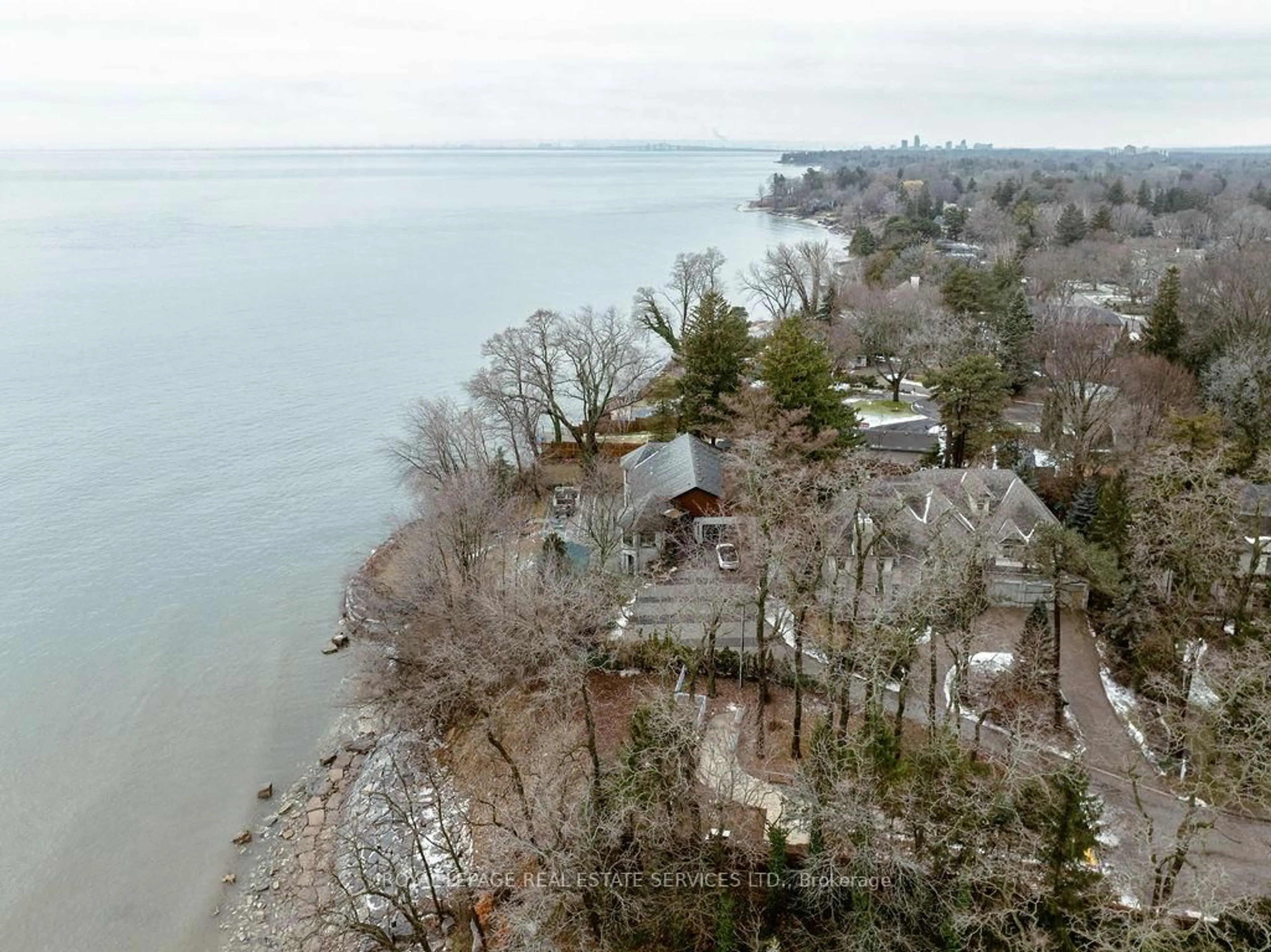 A pic from outside/outdoor area/front of a property/back of a property/a pic from drone, water/lake/river/ocean view for 100 Appleby Pl, Burlington Ontario L7L 2X1