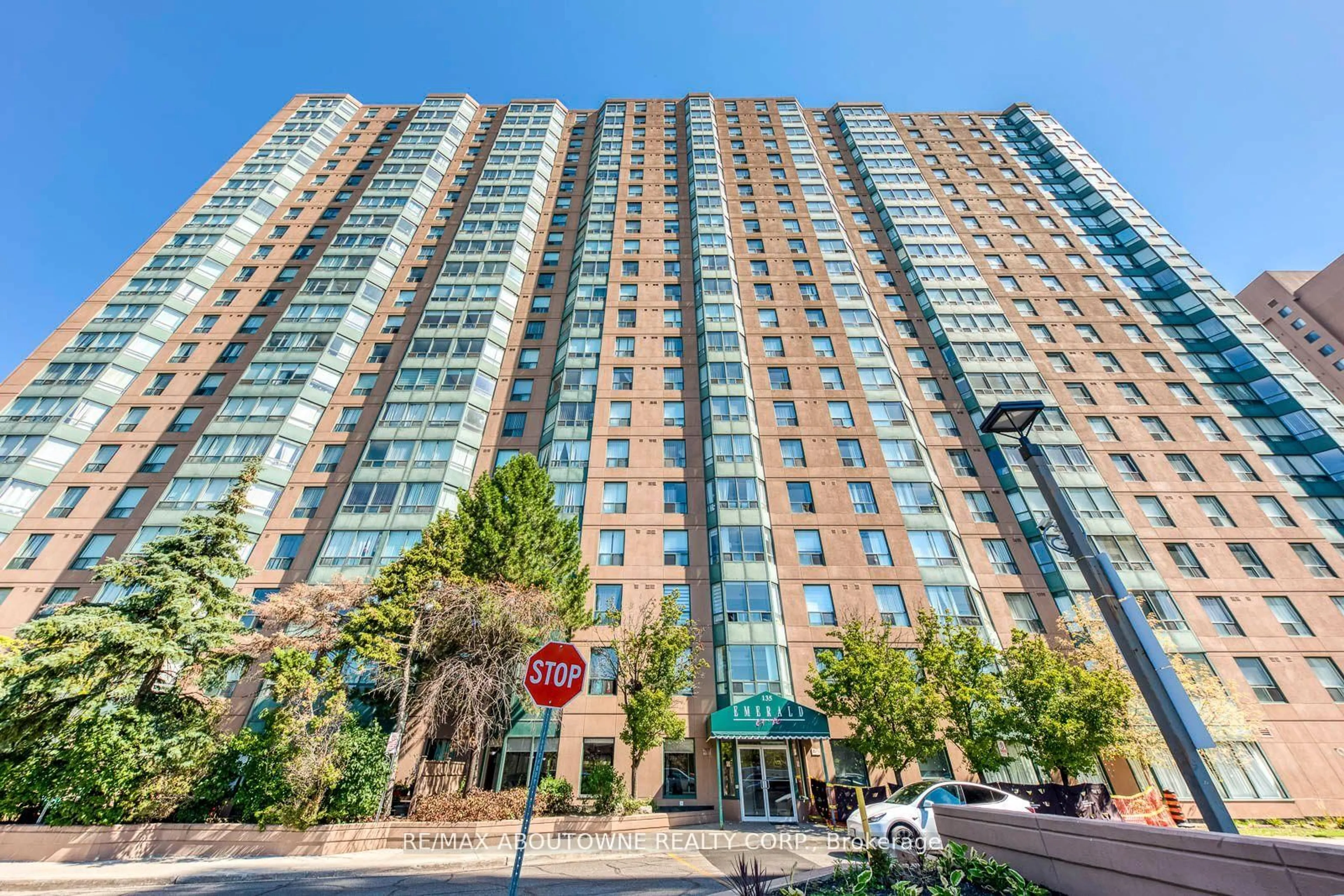 Patio, building for 135 Hillcrest Ave #1415, Mississauga Ontario L5B 4B1