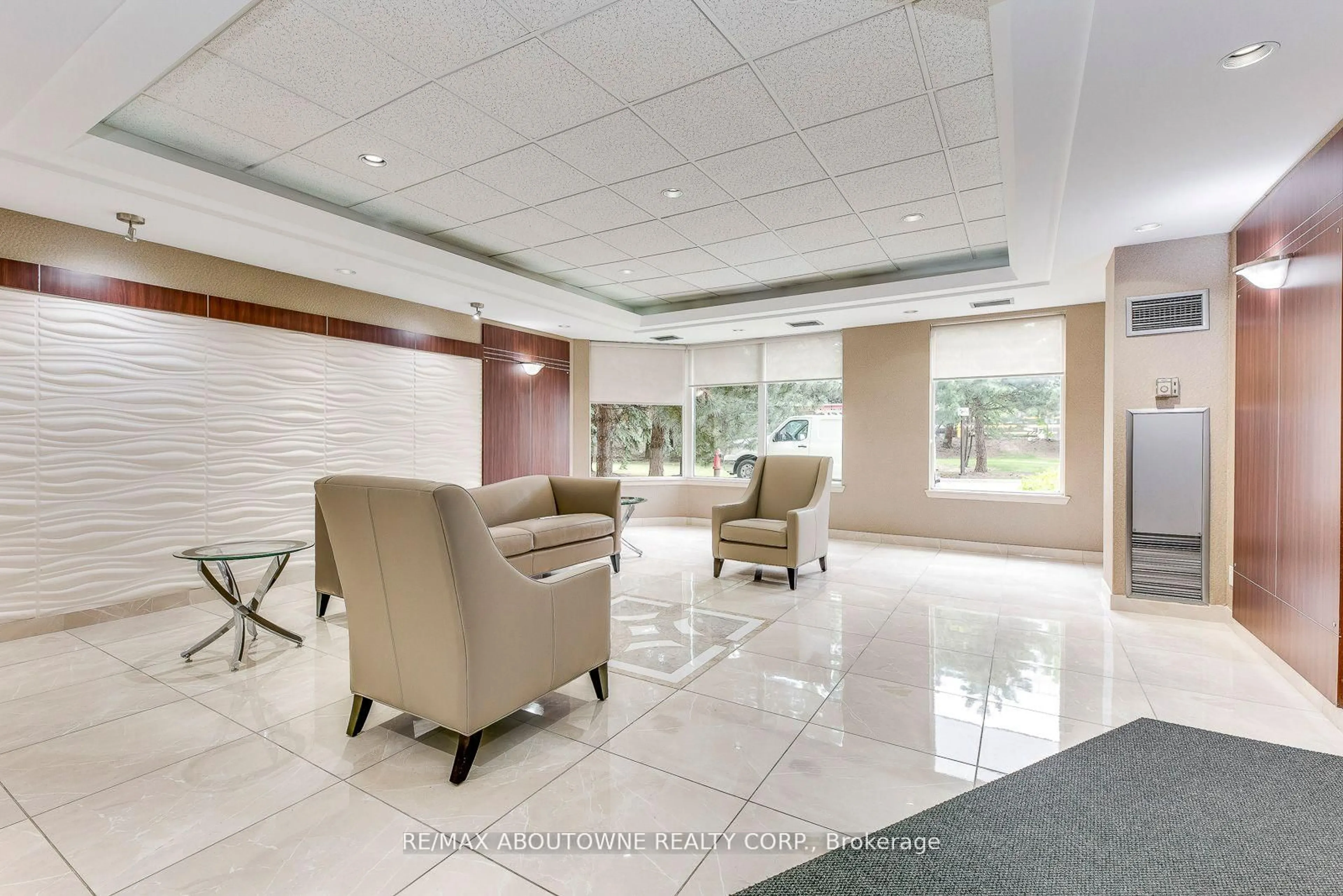 Lobby for 135 Hillcrest Ave #1415, Mississauga Ontario L5B 4B1