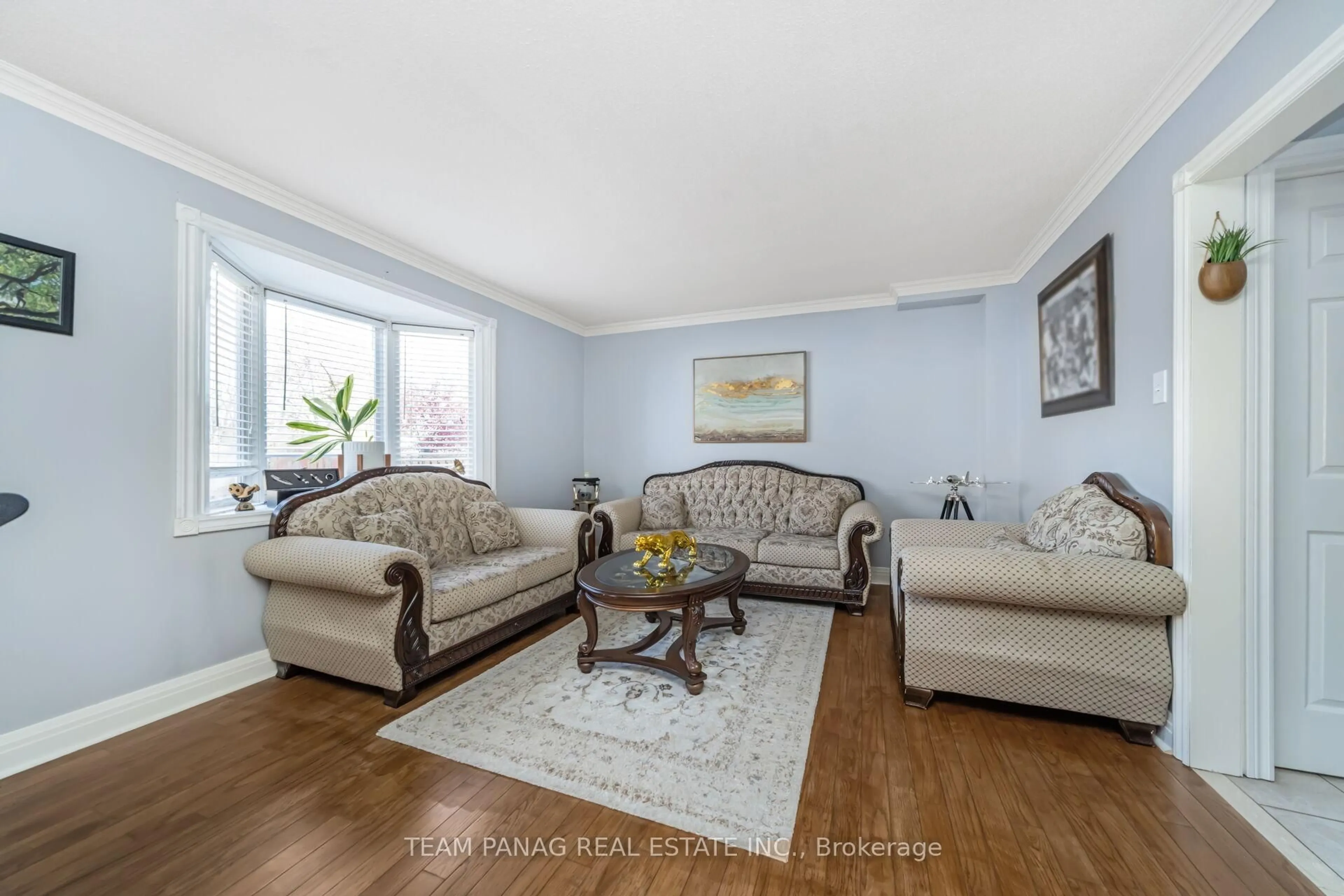 Living room with furniture, wood/laminate floor for 6 Howard Crt, Brampton Ontario L6Z 3B4