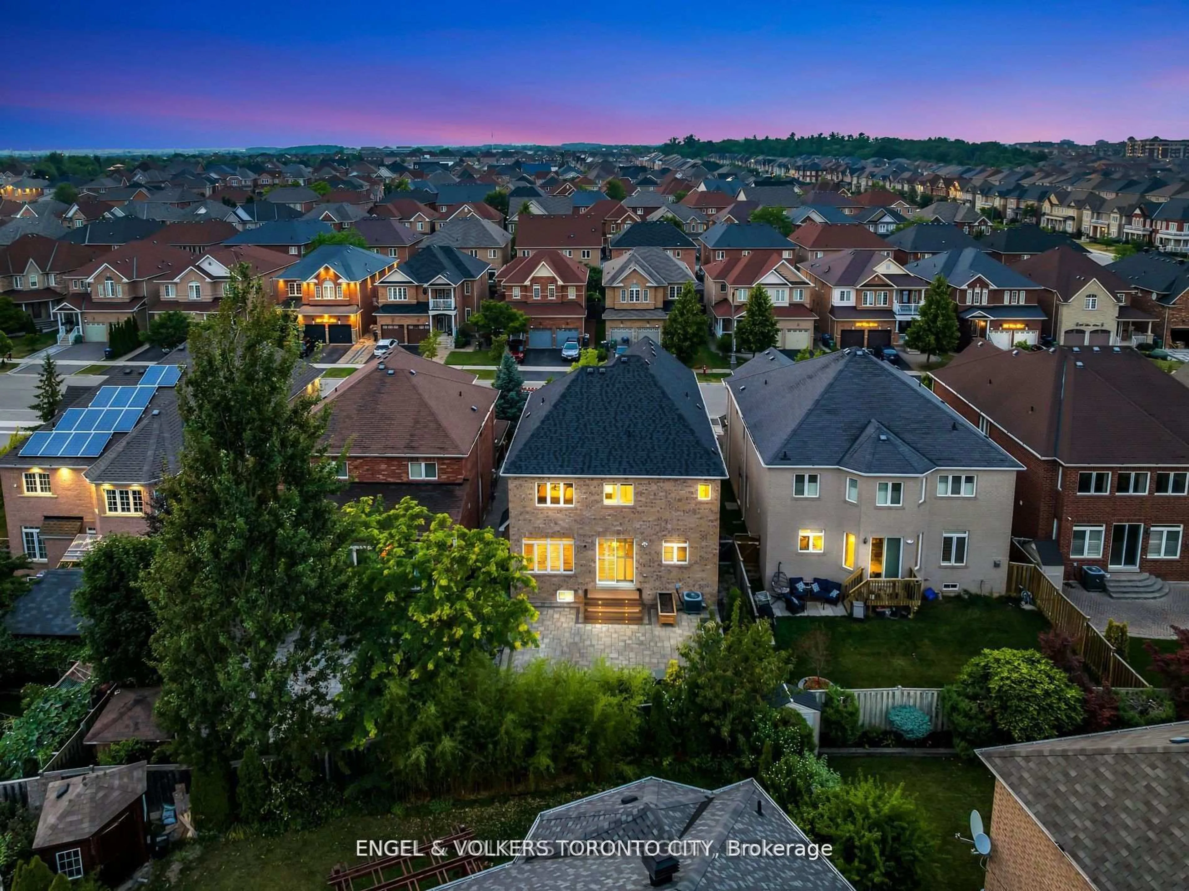 A pic from outside/outdoor area/front of a property/back of a property/a pic from drone, city buildings view from balcony for 3236 Tacc Dr, Mississauga Ontario L5M 0H3