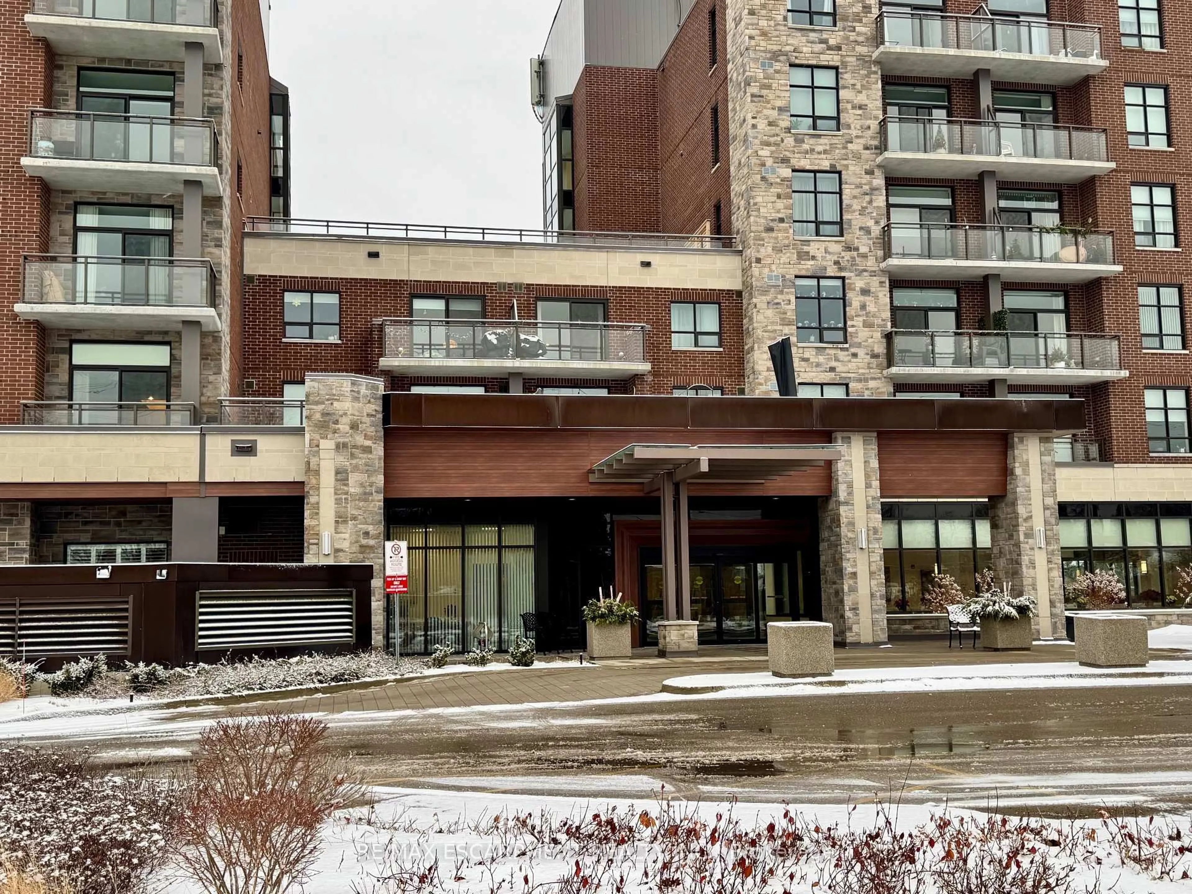 Indoor foyer for 3290 New St #309, Burlington Ontario L7N 1M8