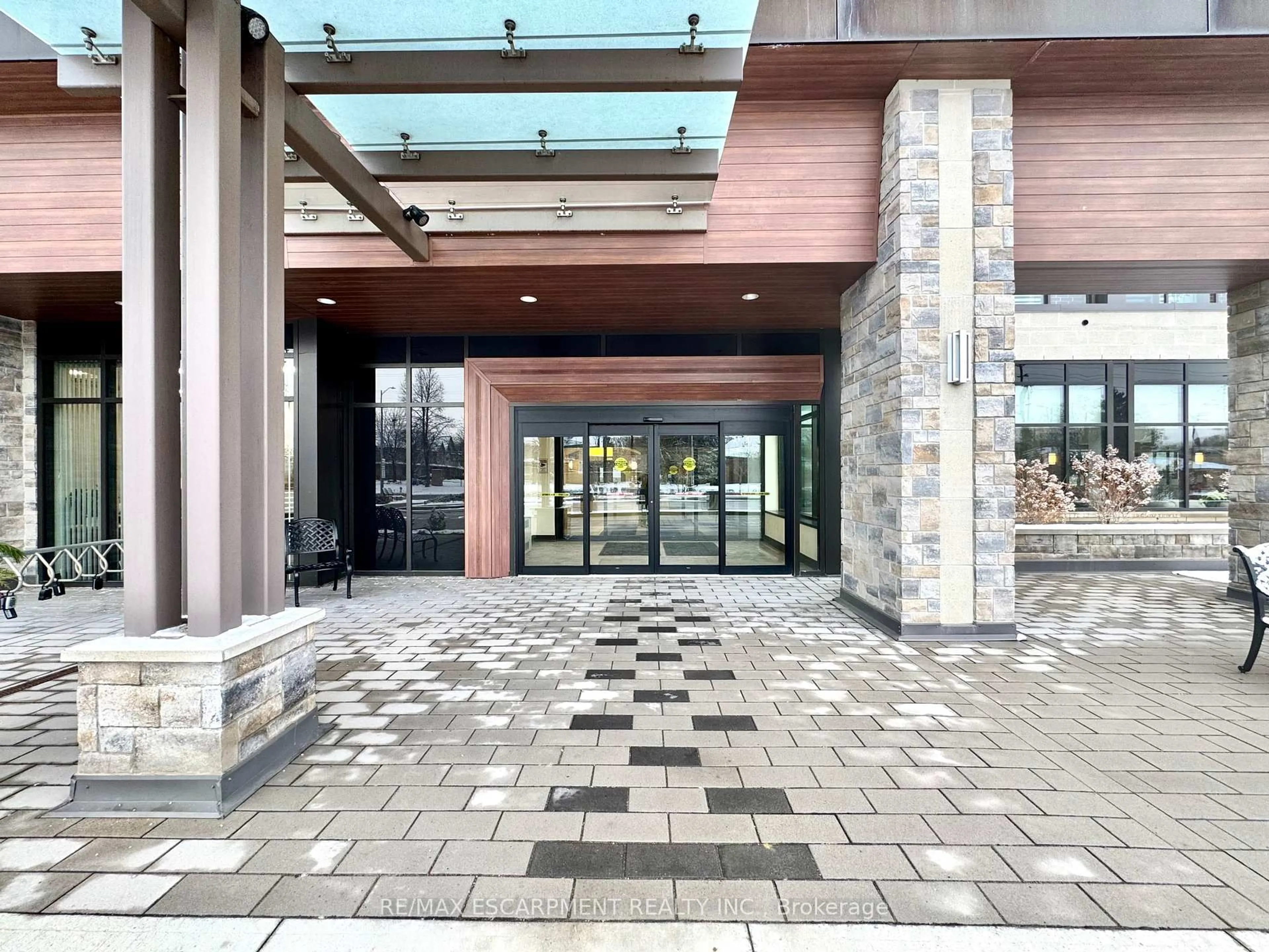 Indoor foyer for 3290 New St #309, Burlington Ontario L7N 1M8