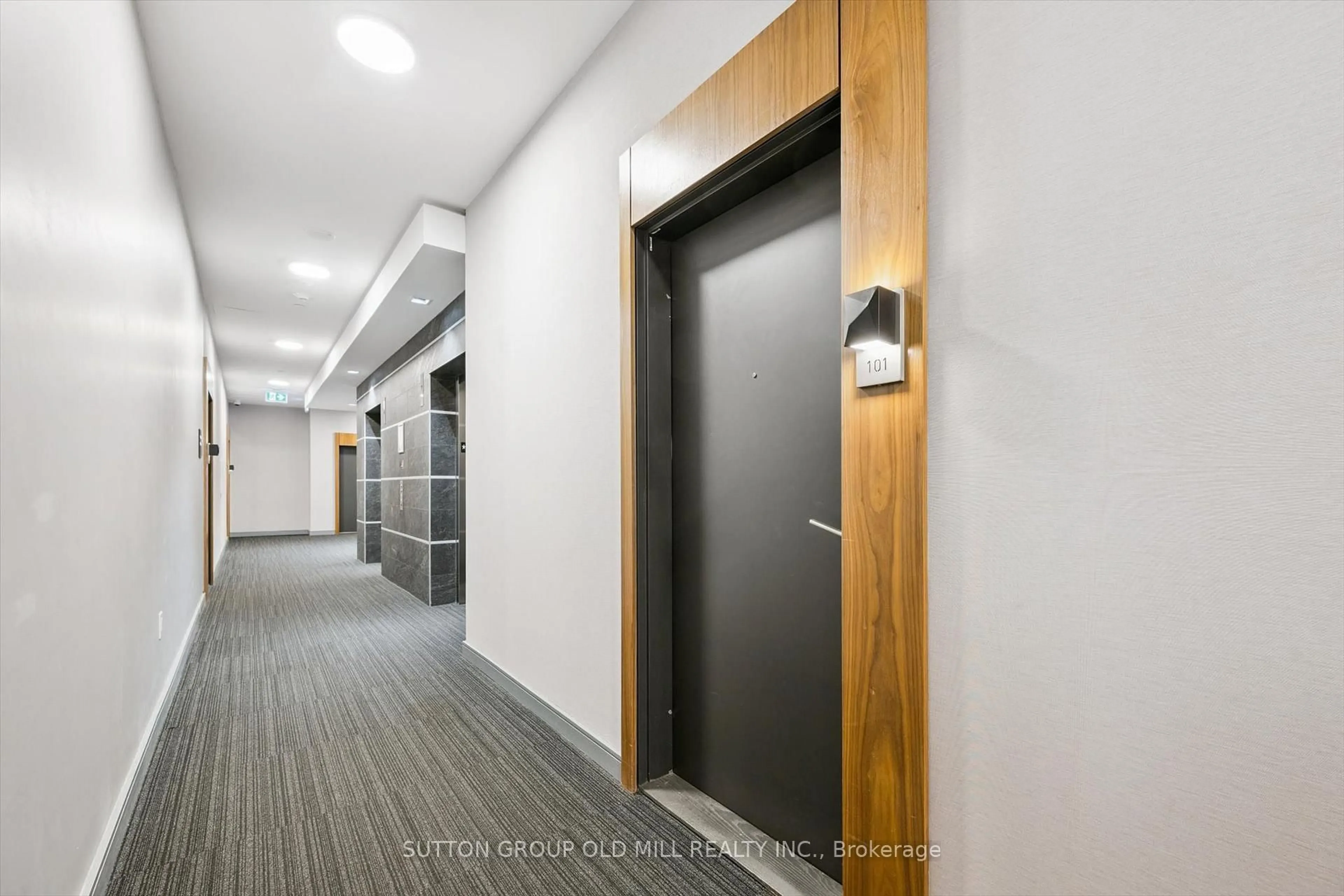 Indoor foyer for 25 Neighbourhood Lane #101, Toronto Ontario M6P 1Z9