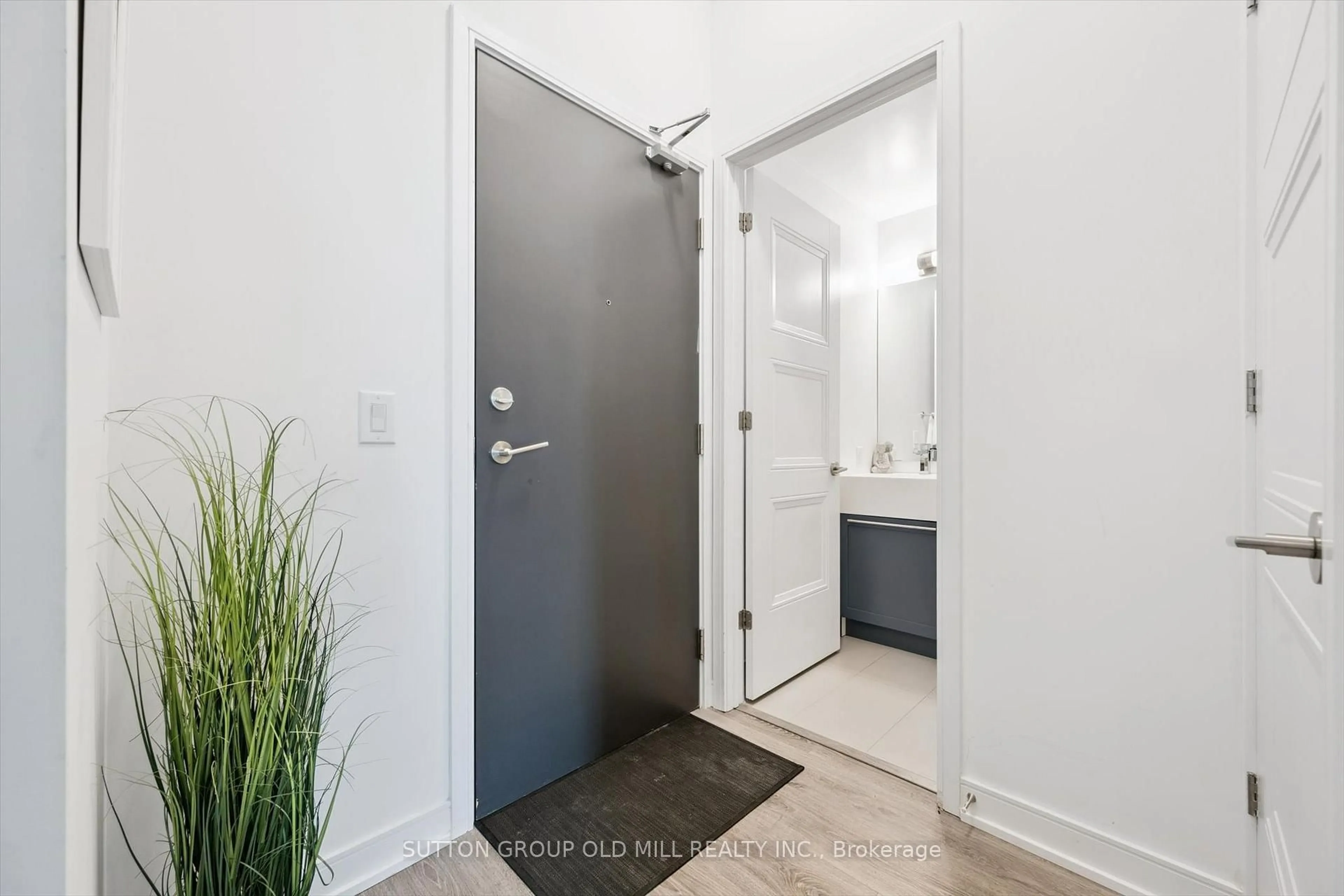 Indoor entryway for 25 Neighbourhood Lane #101, Toronto Ontario M6P 1Z9