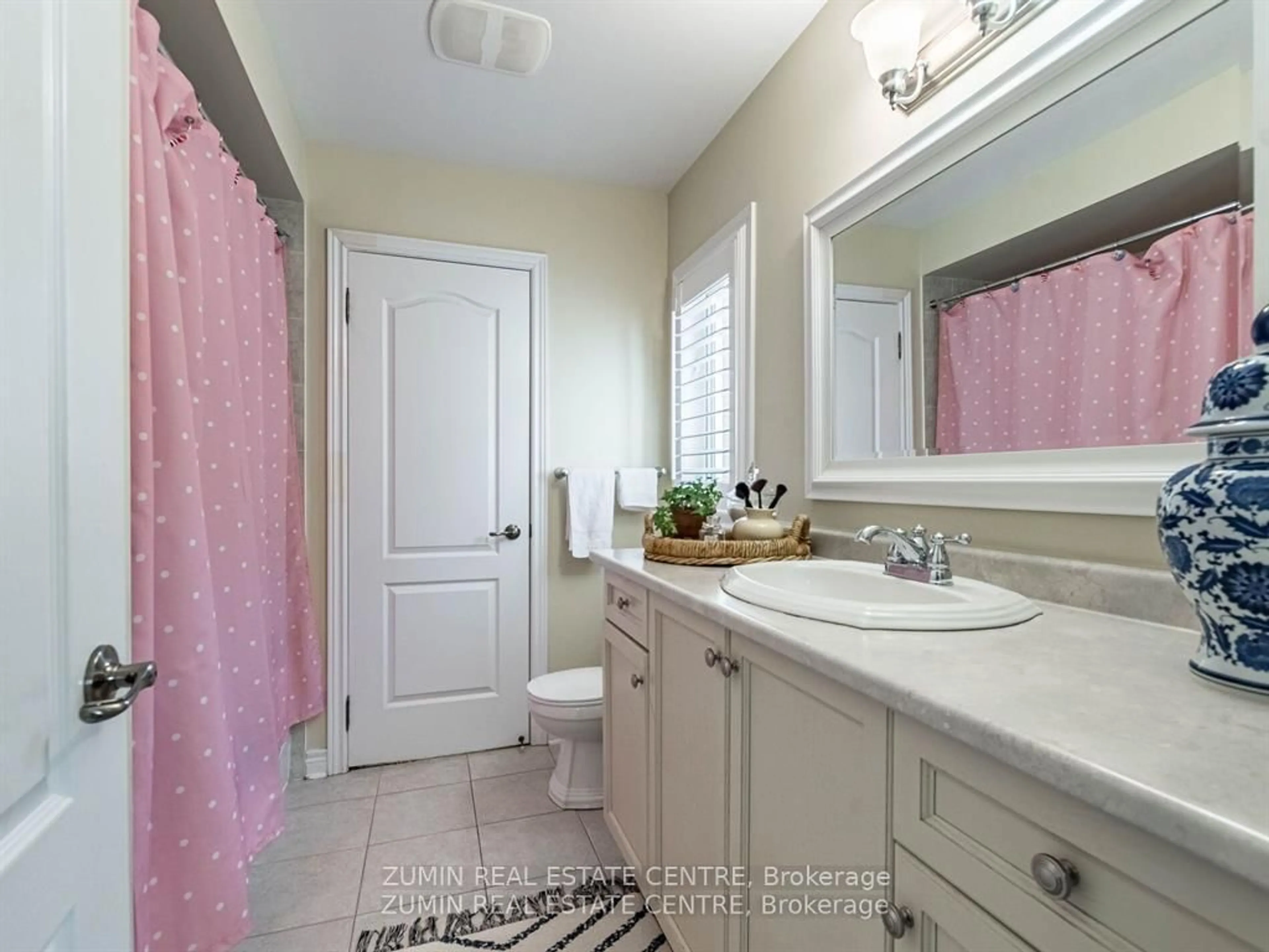 Standard bathroom, ceramic/tile floor for 15 Garryoaks Dr, Brampton Ontario L6P 3E2