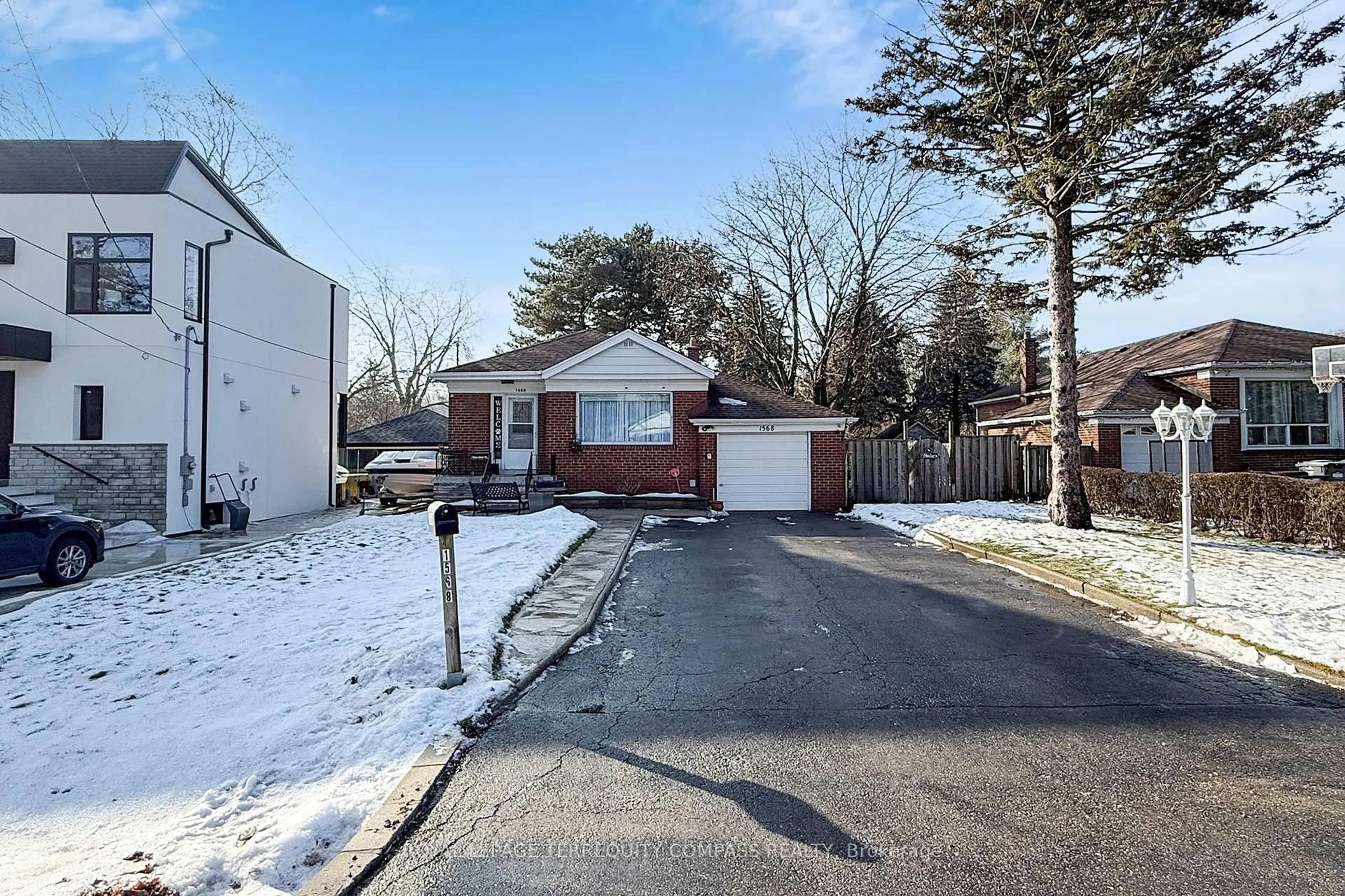 A pic from outside/outdoor area/front of a property/back of a property/a pic from drone, street for 1568 Asgard Dr, Mississauga Ontario L5E 2B9