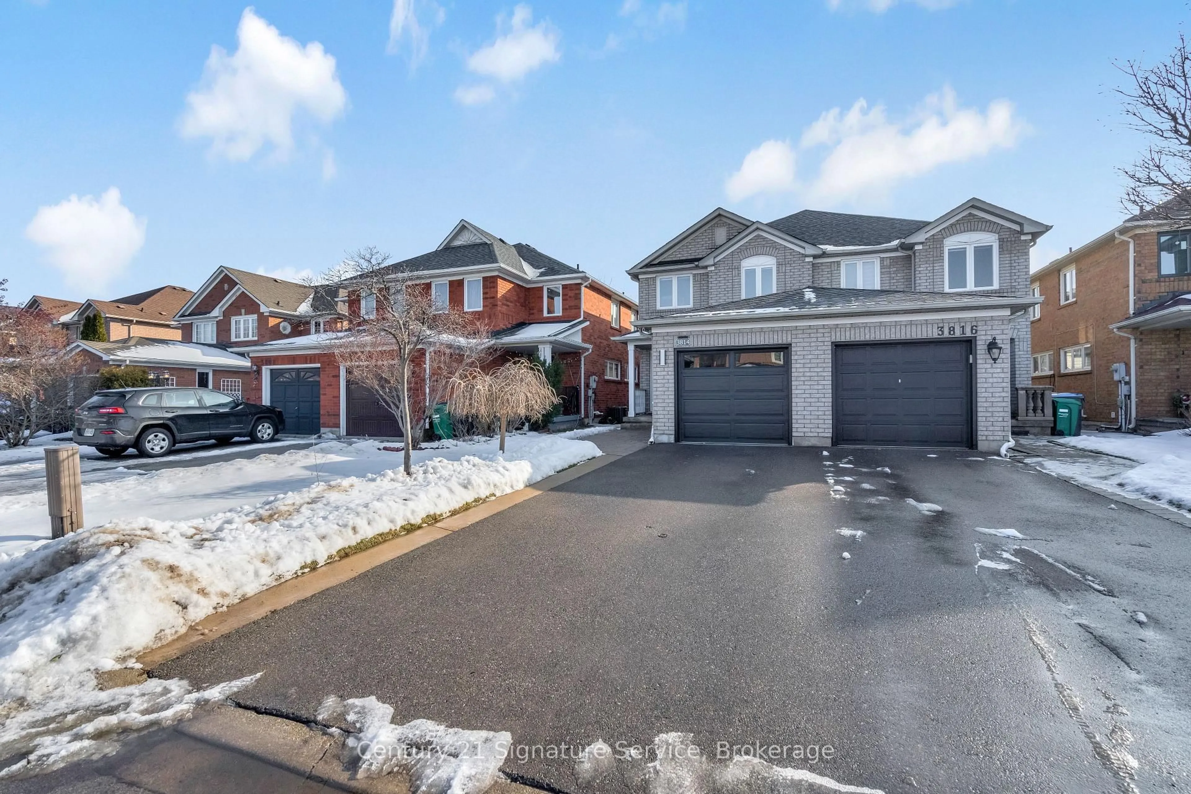 A pic from outside/outdoor area/front of a property/back of a property/a pic from drone, street for 3814 Spicewood Way, Mississauga Ontario L5N 7W7