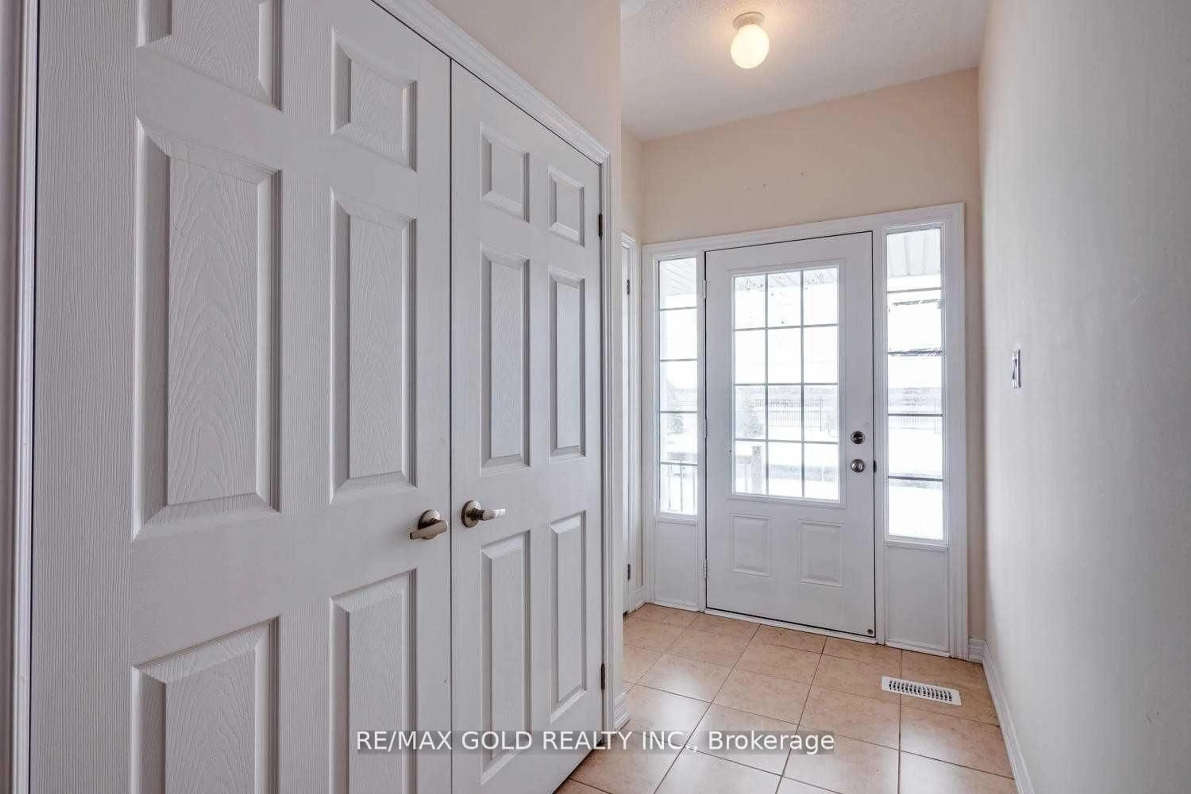 Indoor entryway for 71 Lanark Circ, Brampton Ontario L6X 5L3