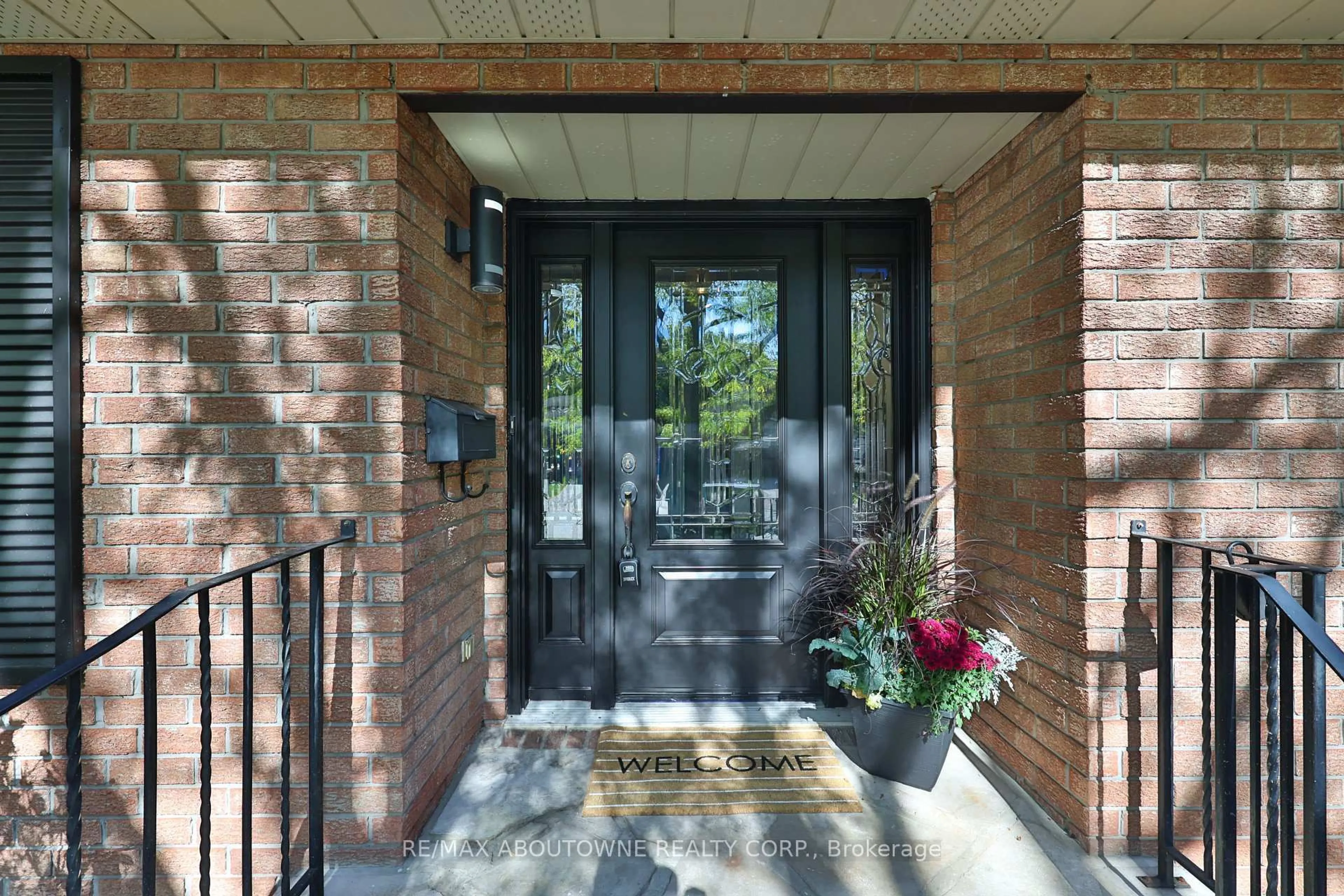 Indoor entryway for 1131 Carol St, Burlington Ontario L7S 1Z9