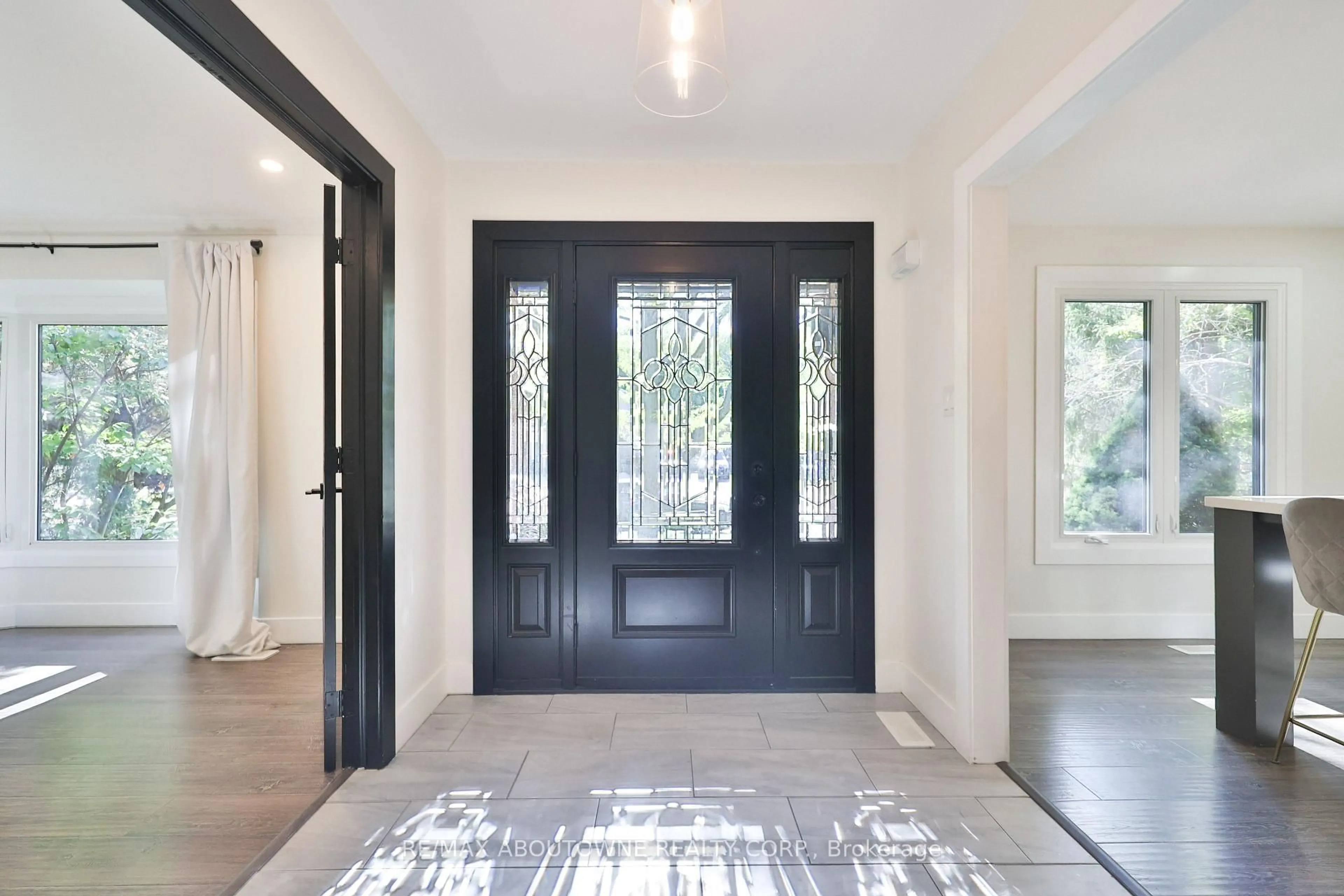 Indoor entryway for 1131 Carol St, Burlington Ontario L7S 1Z9