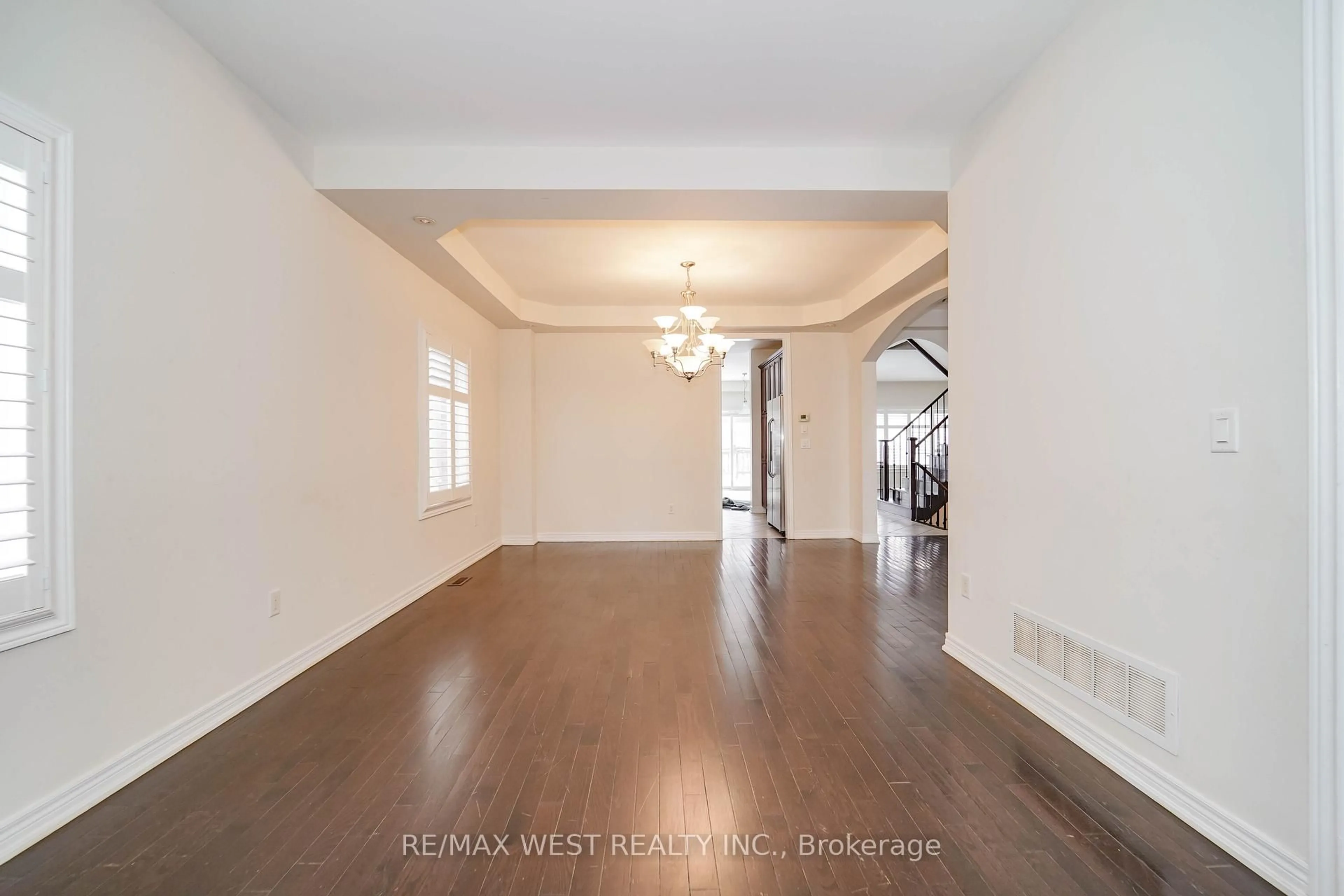 Indoor entryway for 23 Vespahills Cres, Brampton Ontario L6P 2V2