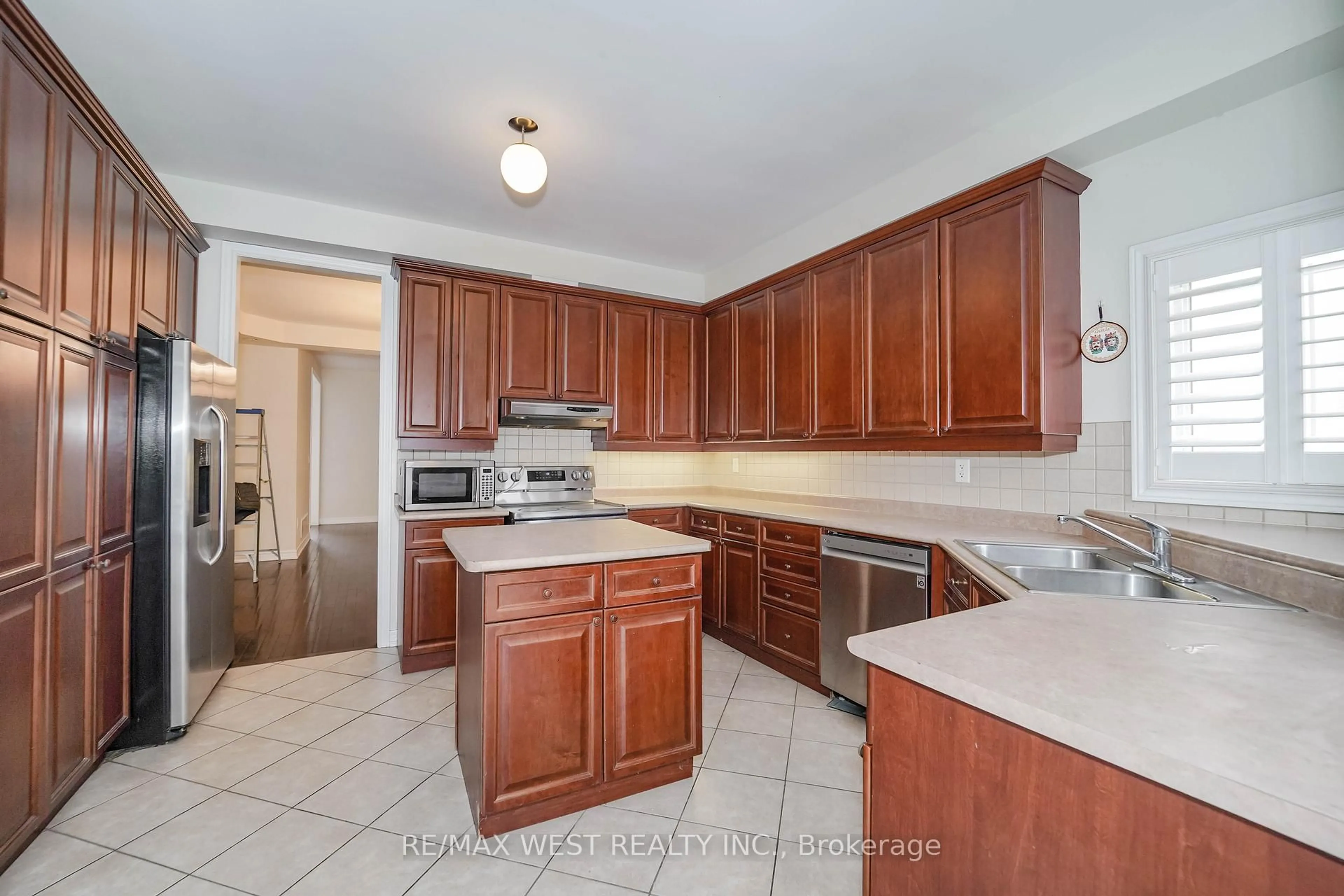 Standard kitchen, unknown for 23 Vespahills Cres, Brampton Ontario L6P 2V2