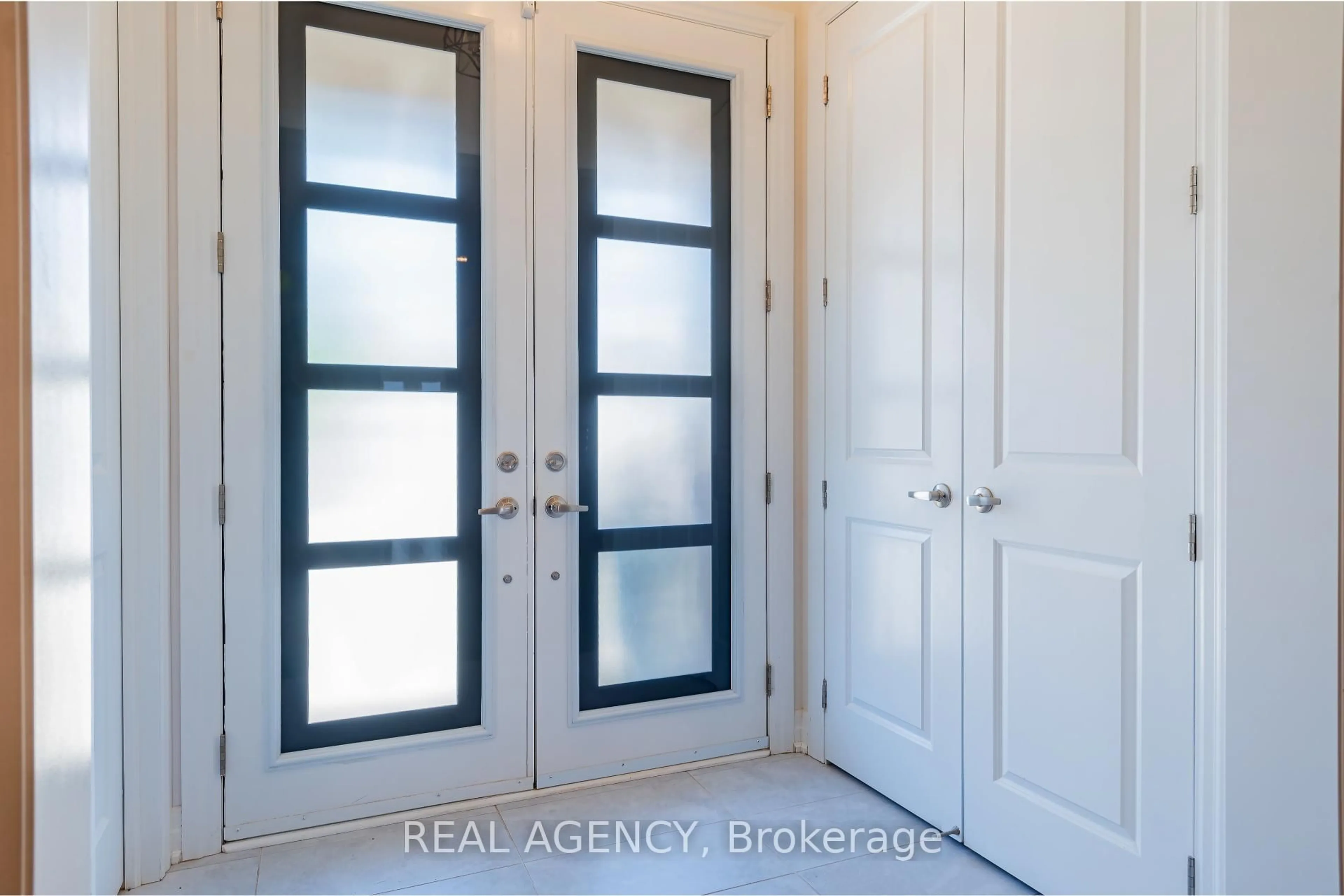 Indoor entryway for 66 Merlin St, Oakville Ontario L6H 0Z4