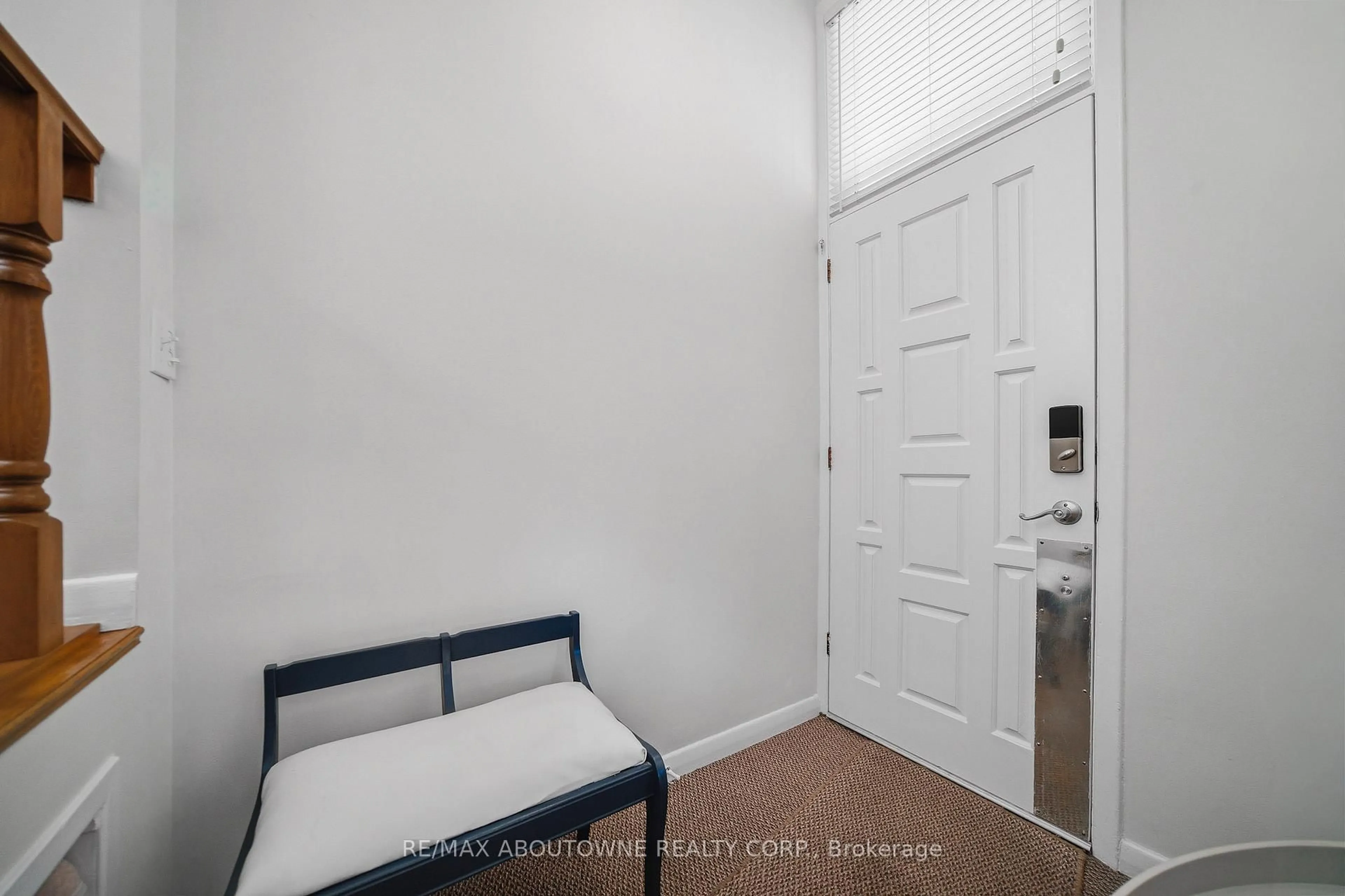 Indoor entryway for 491 Warminster Dr, Oakville Ontario L6L 4N4