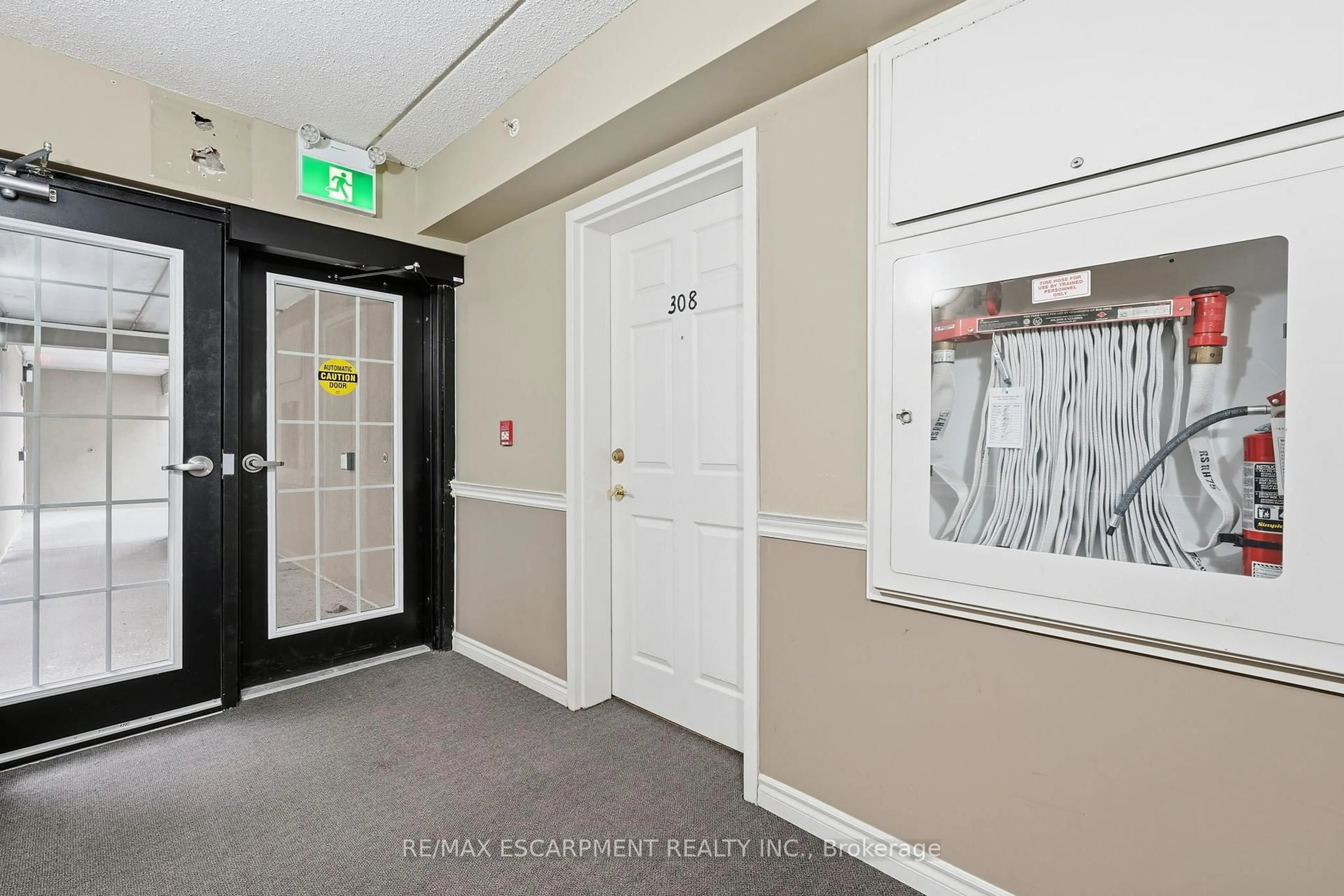 Indoor foyer for 2055 Appleby Line #308, Burlington Ontario L7L 7H1
