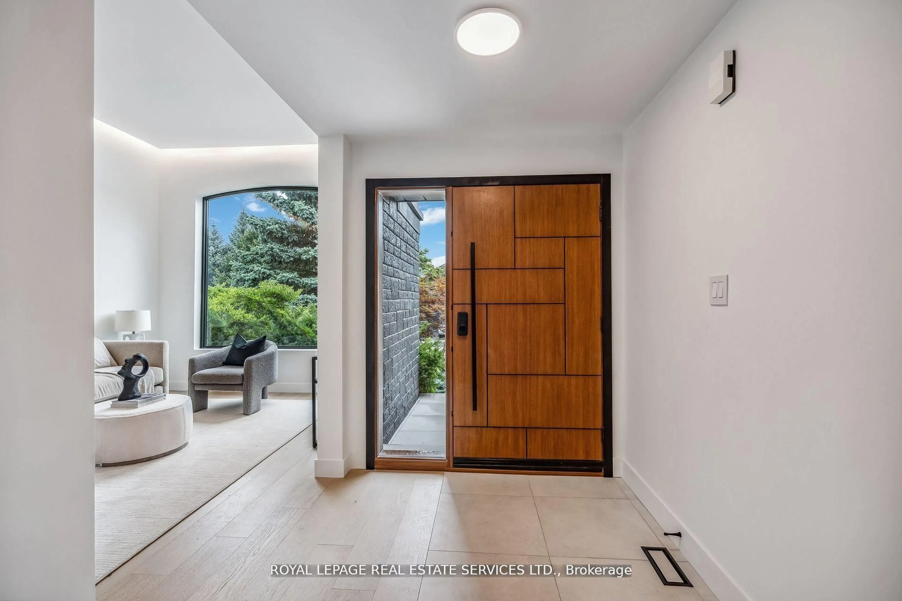 Indoor entryway for 1657 Glenvista Dr, Oakville Ontario L6H 6K6