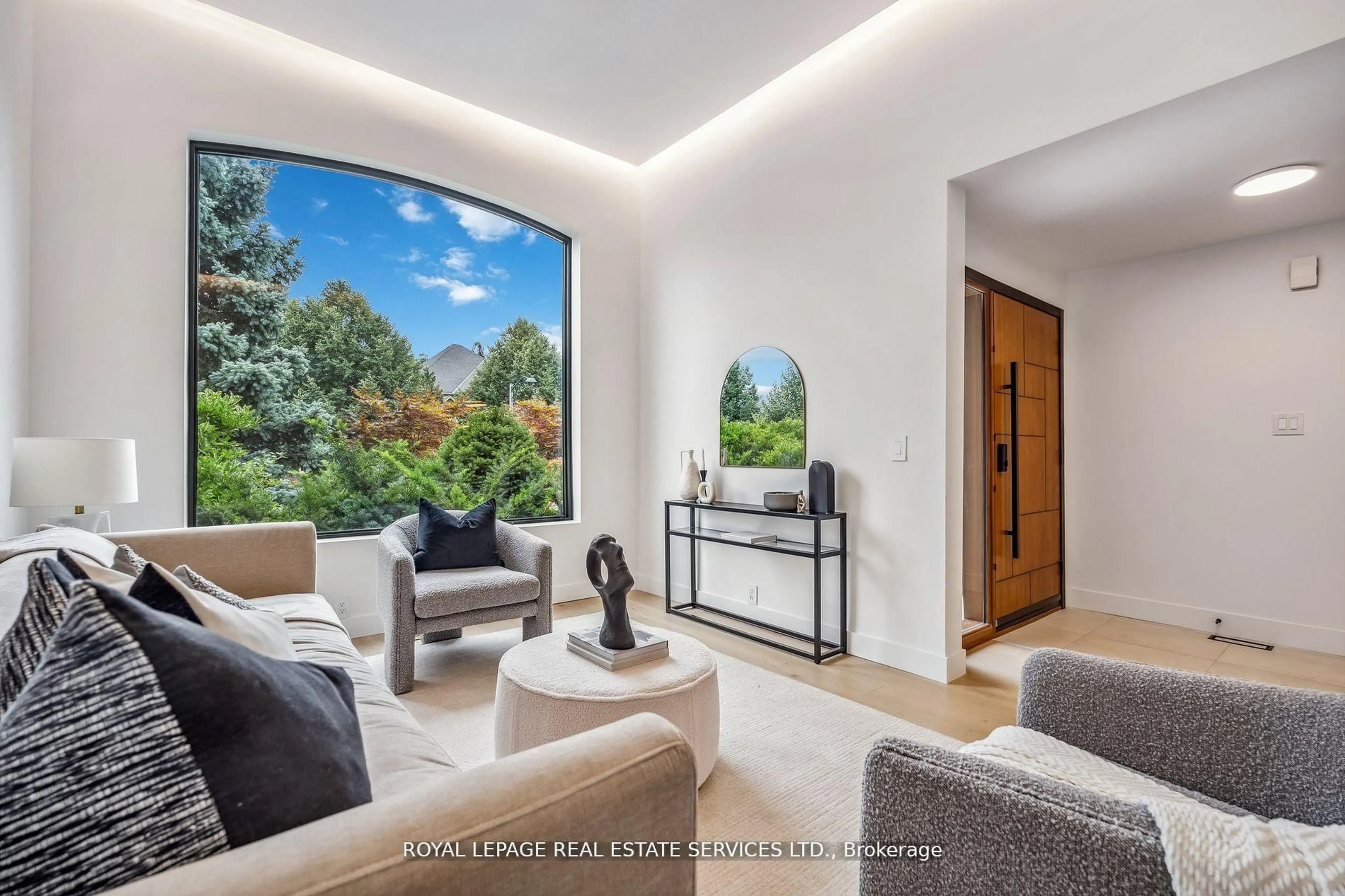 Living room with furniture, unknown for 1657 Glenvista Dr, Oakville Ontario L6H 6K6