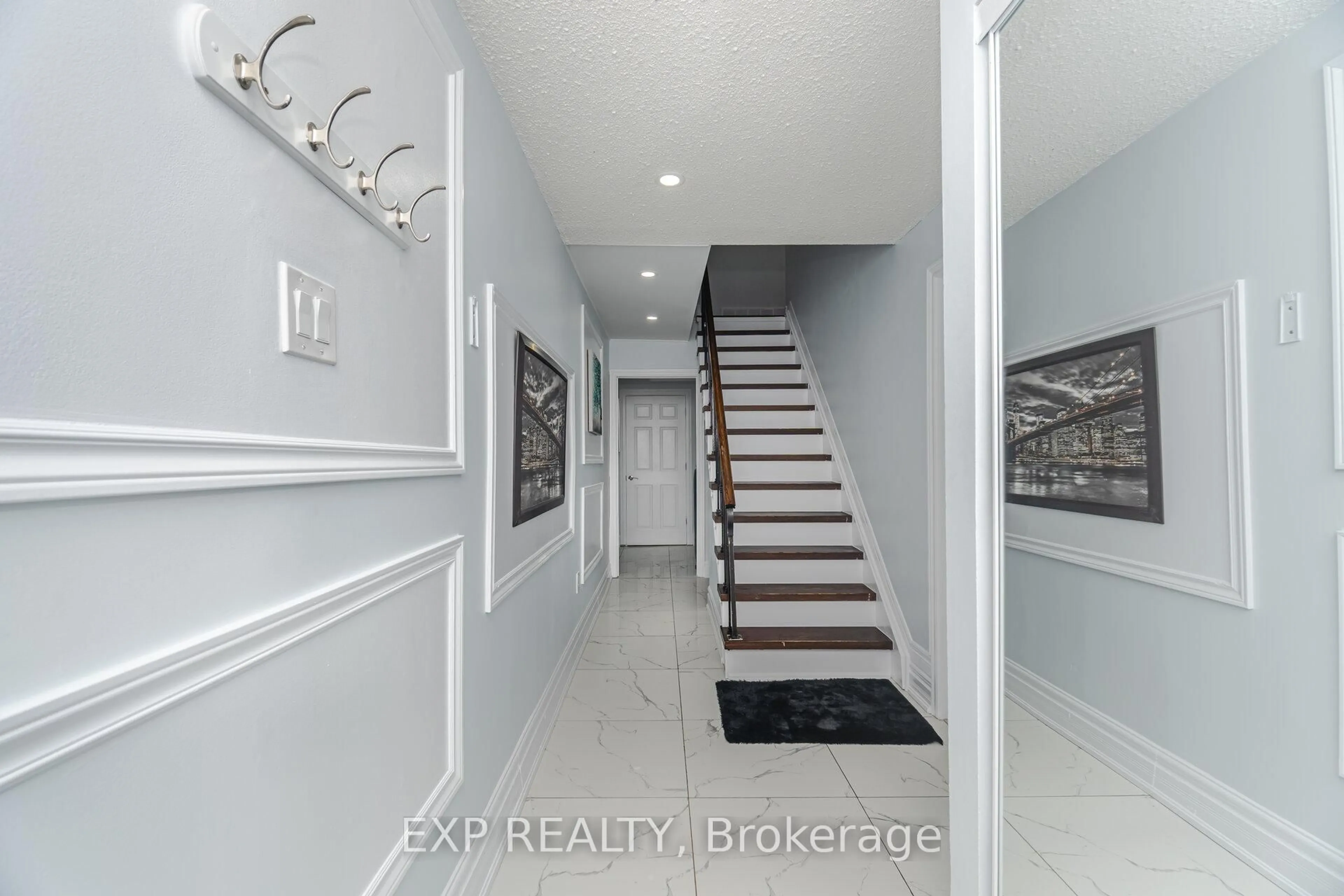 Indoor entryway for 40 MONTEREY Ave, Brampton Ontario L6Z 1B5