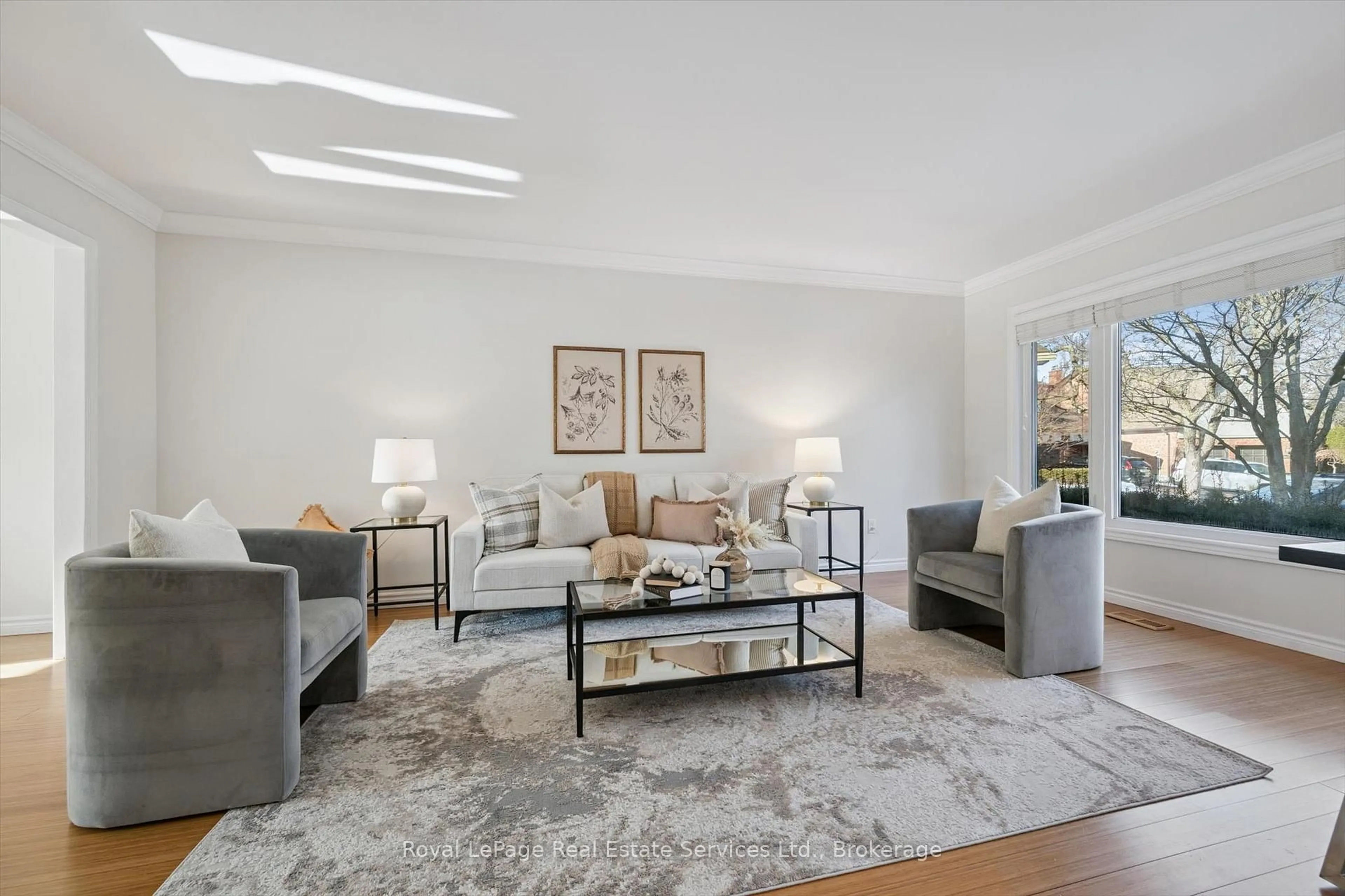 Living room with furniture, unknown for 260 Princess Royal Crt, Oakville Ontario L6H 3A5