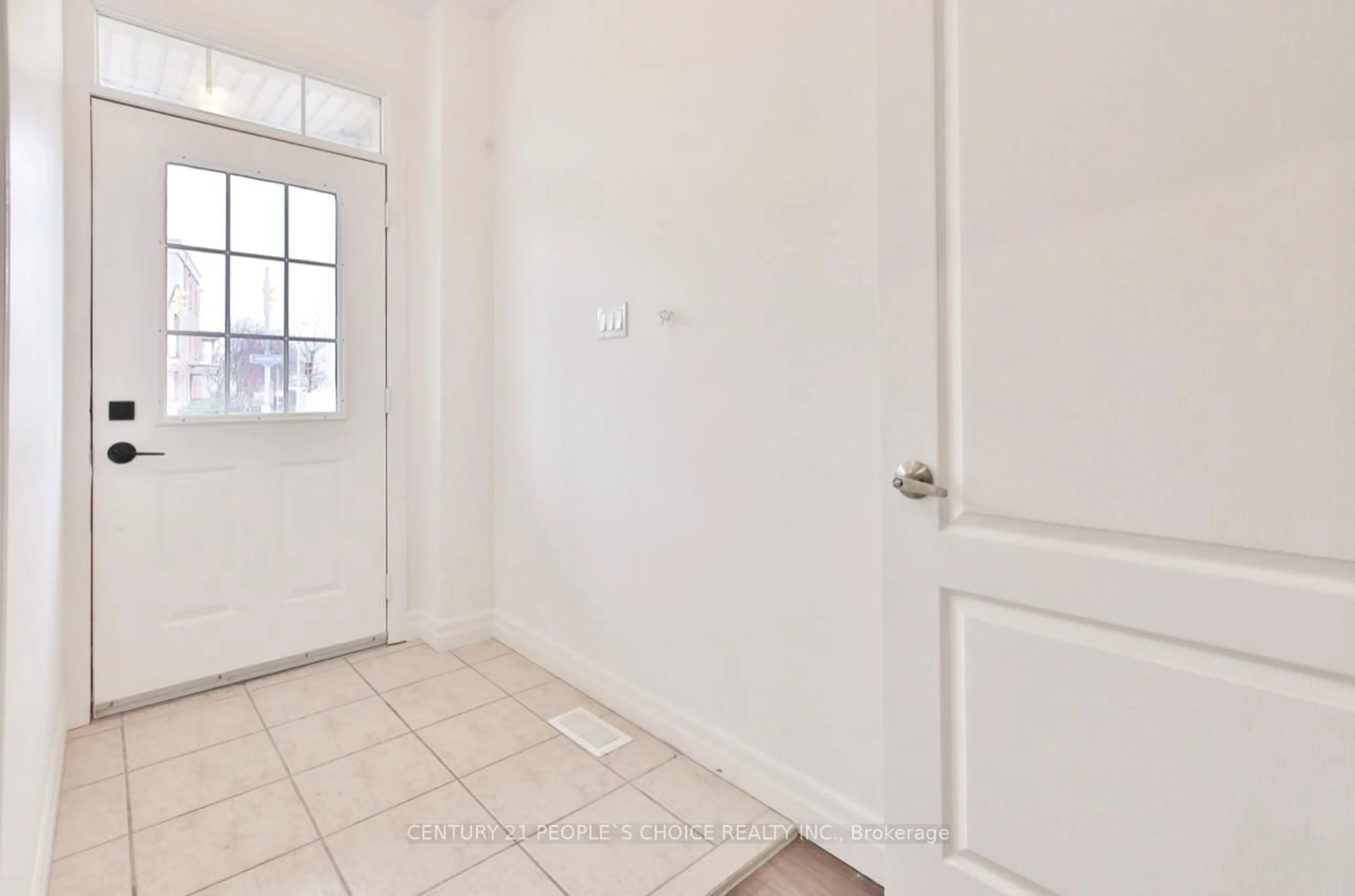 Indoor entryway for 554 Sentinel Rd, Toronto Ontario M3J 3R9