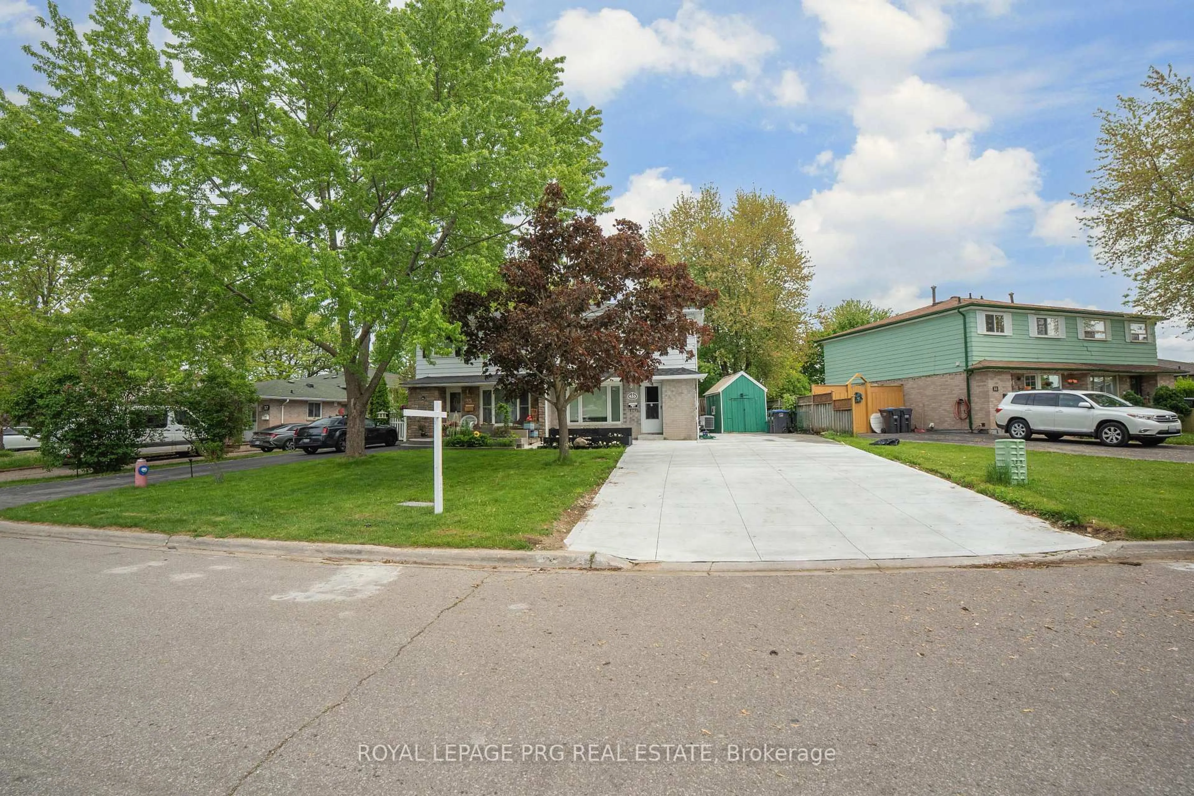 A pic from outside/outdoor area/front of a property/back of a property/a pic from drone, street for 33 Glenmore Cres, Brampton Ontario L6S 1H9
