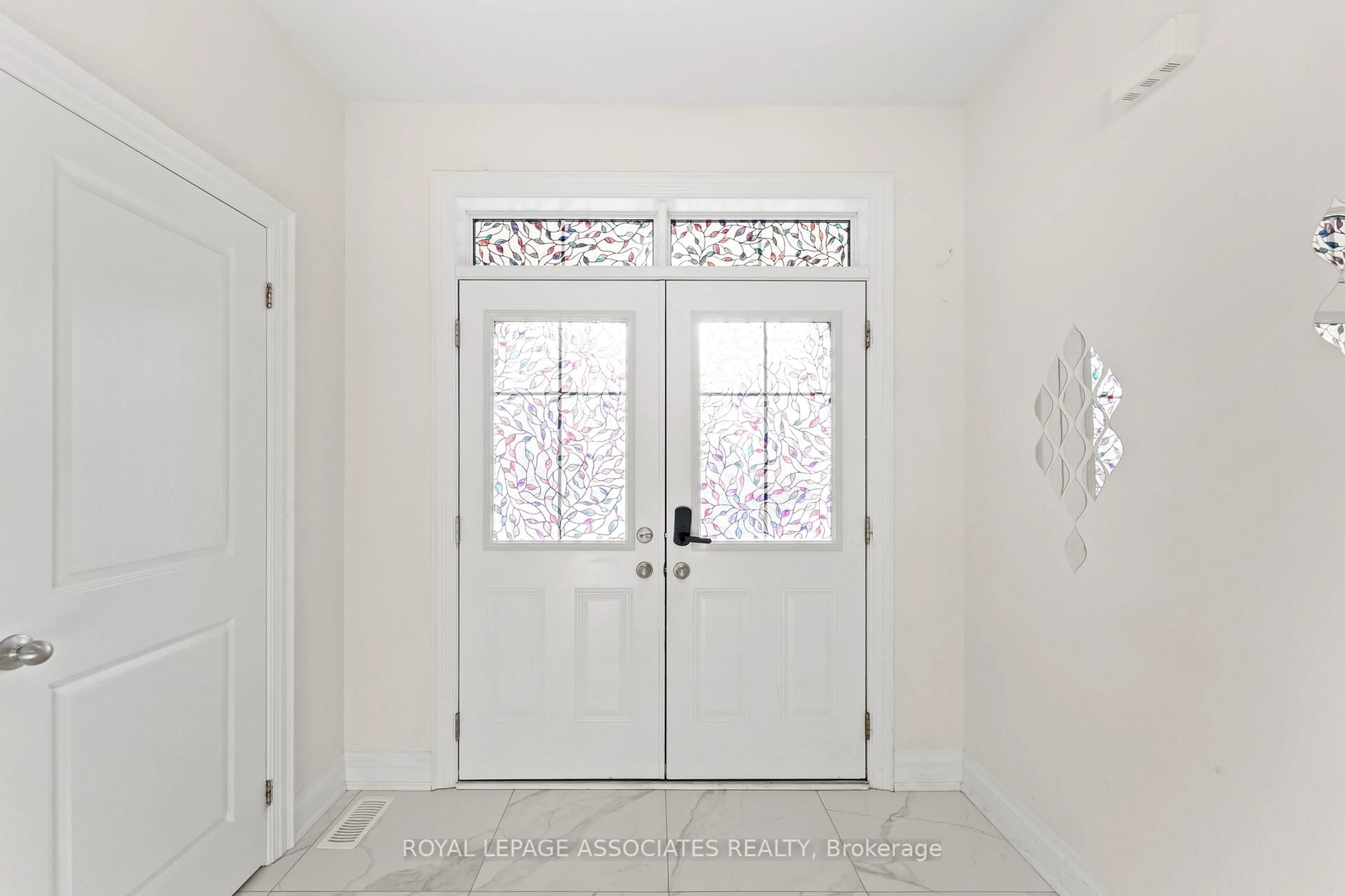Indoor entryway for 15 Farringdon Cres, Brampton Ontario L7A 4Z5