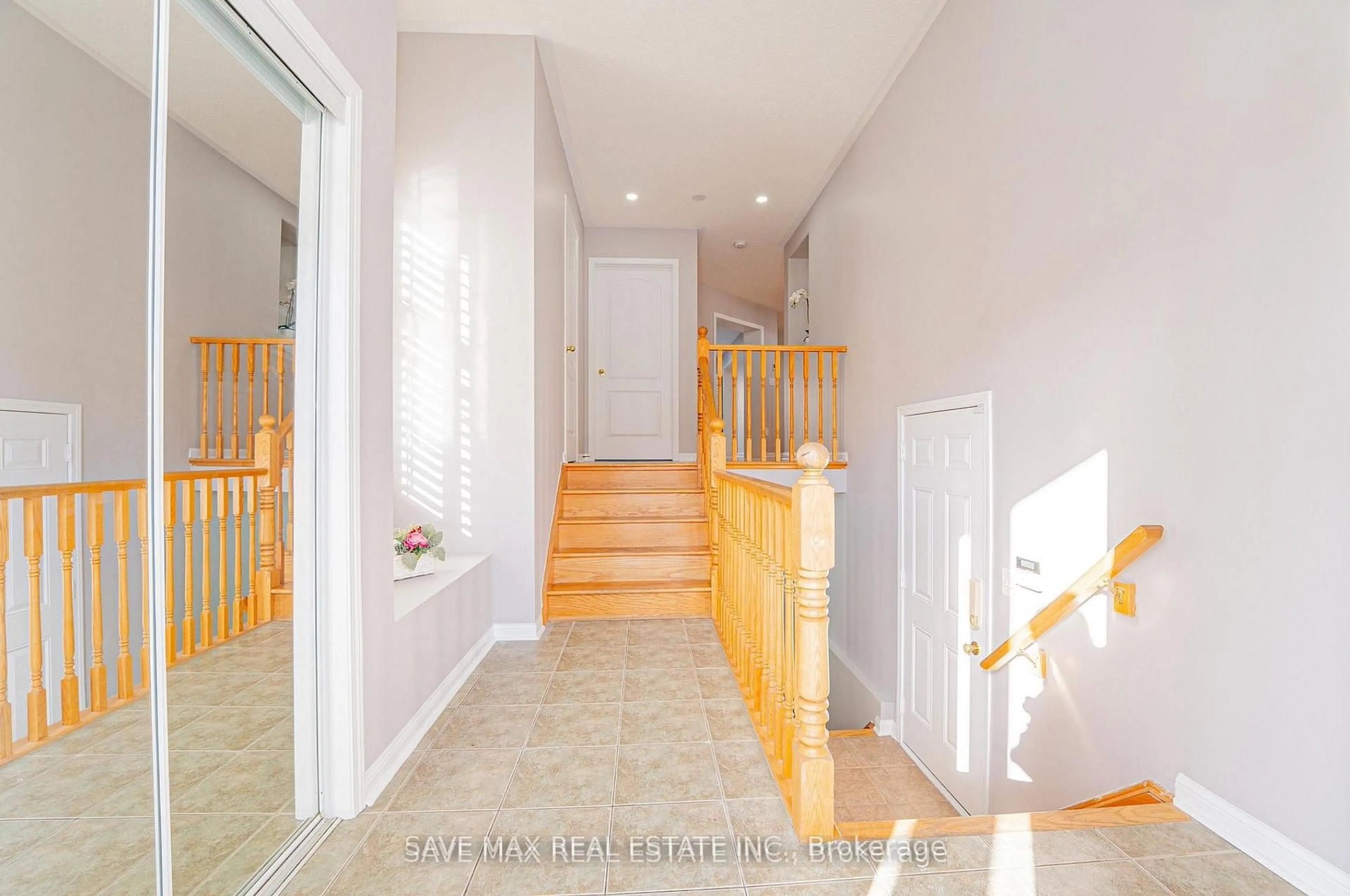 Indoor foyer for 254 Fandango Dr, Brampton Ontario L6X 0M5