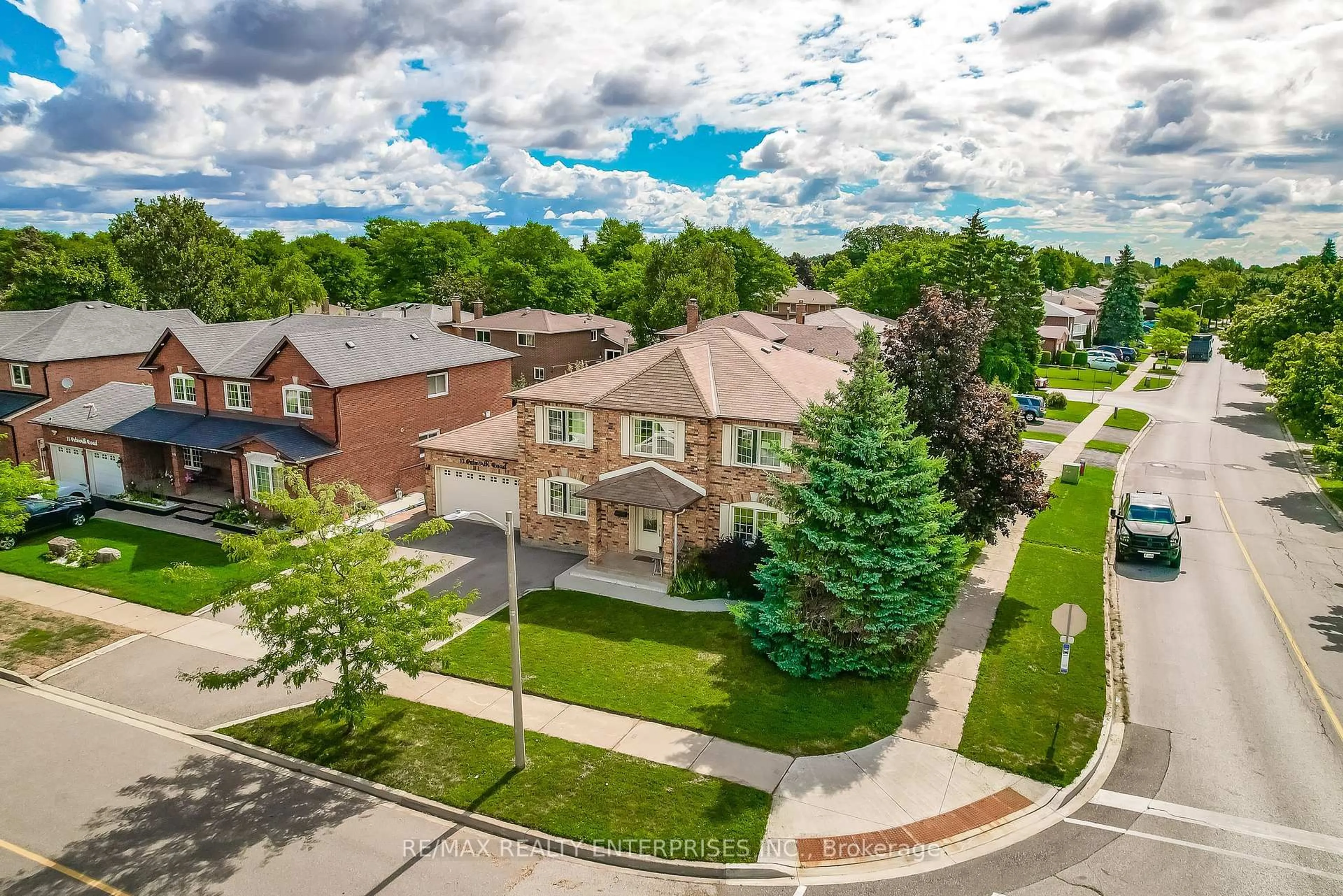 A pic from outside/outdoor area/front of a property/back of a property/a pic from drone, street for 13 Petworth Rd, Brampton Ontario L6Z 4C5