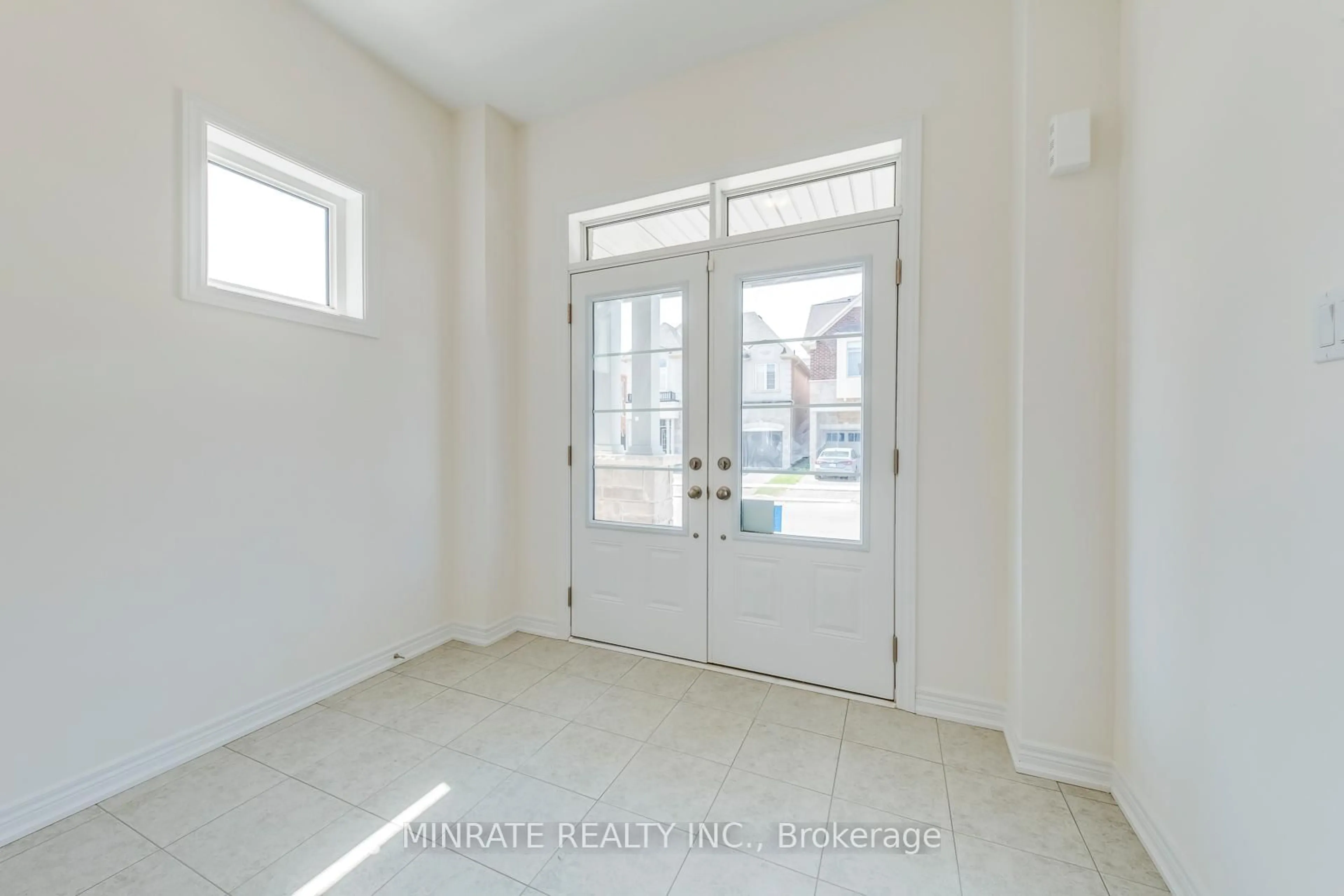 Indoor entryway for 3139 Goodyear Rd, Burlington Ontario L7M 1A2