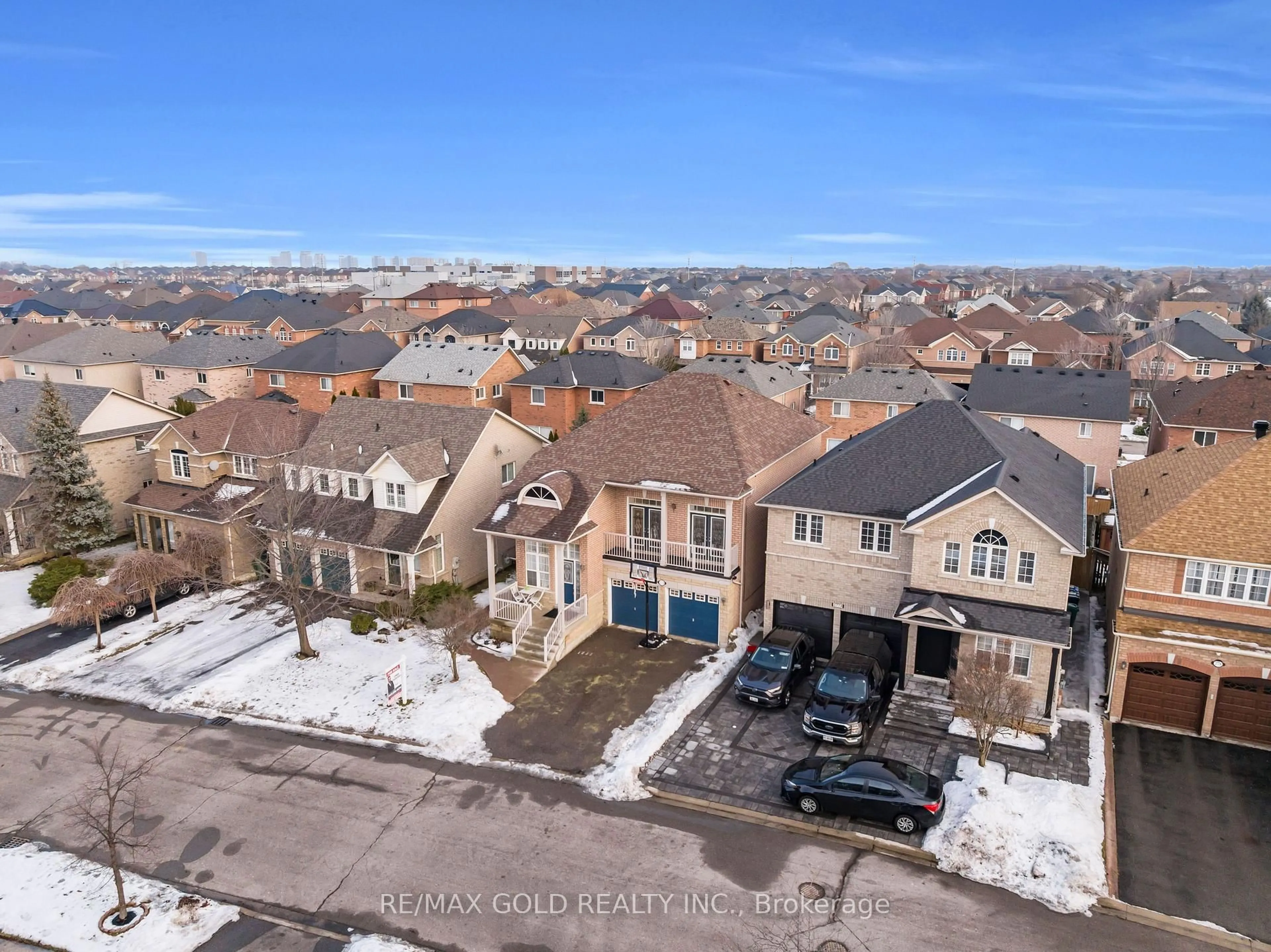 A pic from outside/outdoor area/front of a property/back of a property/a pic from drone, street for 3770 Brinwood Gate, Mississauga Ontario L5M 7H2