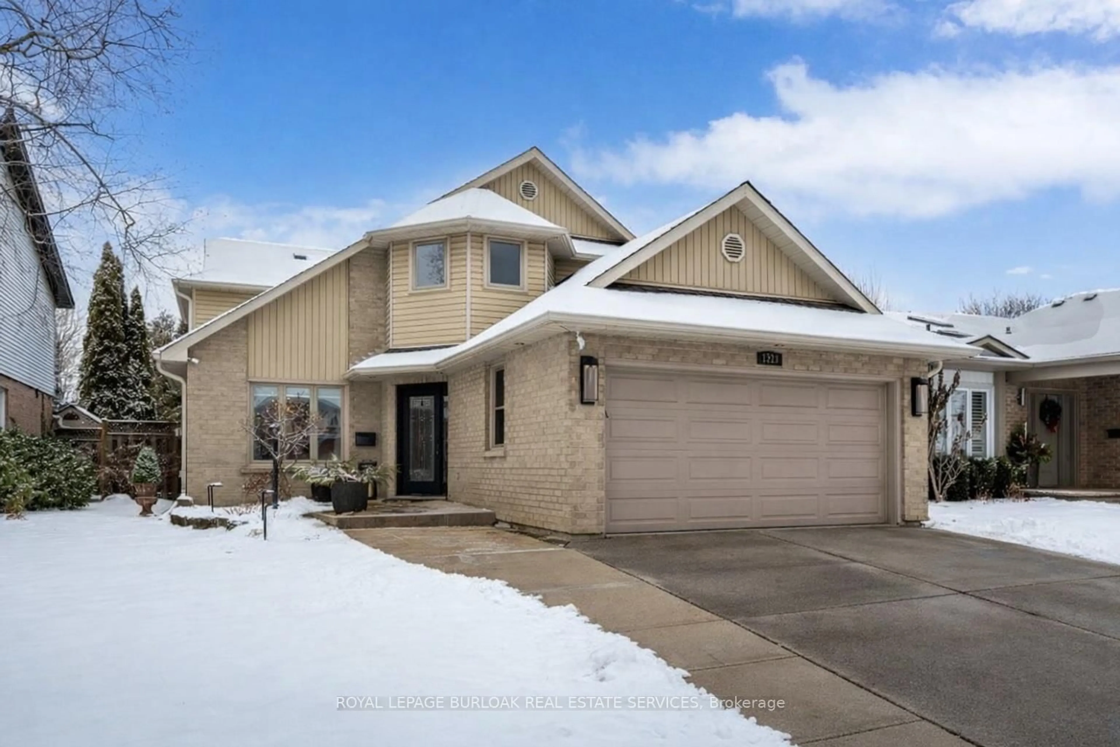 Home with vinyl exterior material, street for 1219 Hammond St, Burlington Ontario L7S 2A3