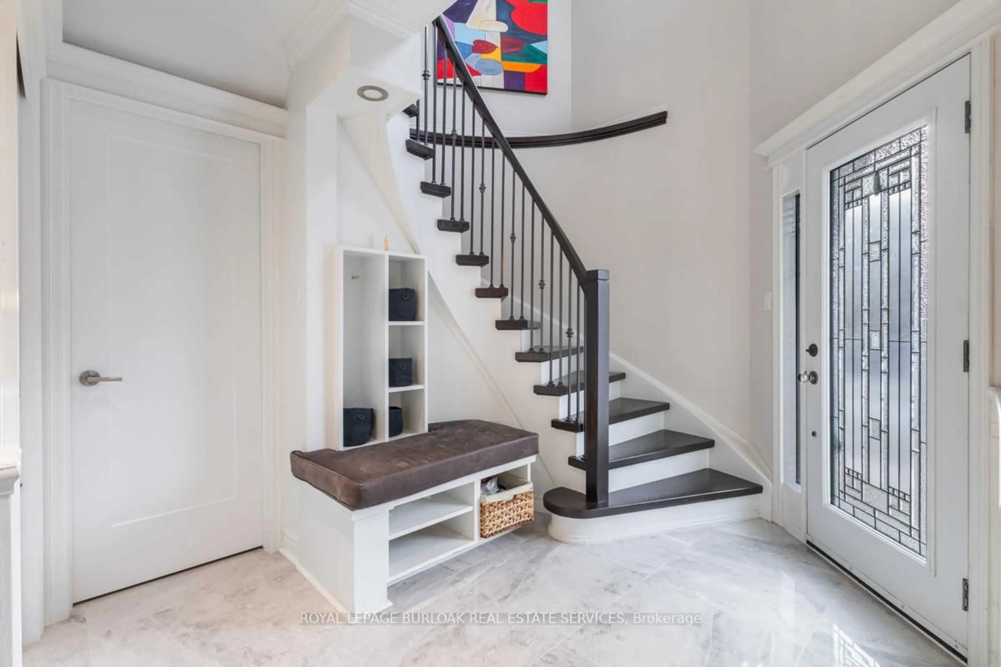 Indoor entryway for 1219 Hammond St, Burlington Ontario L7S 2A3