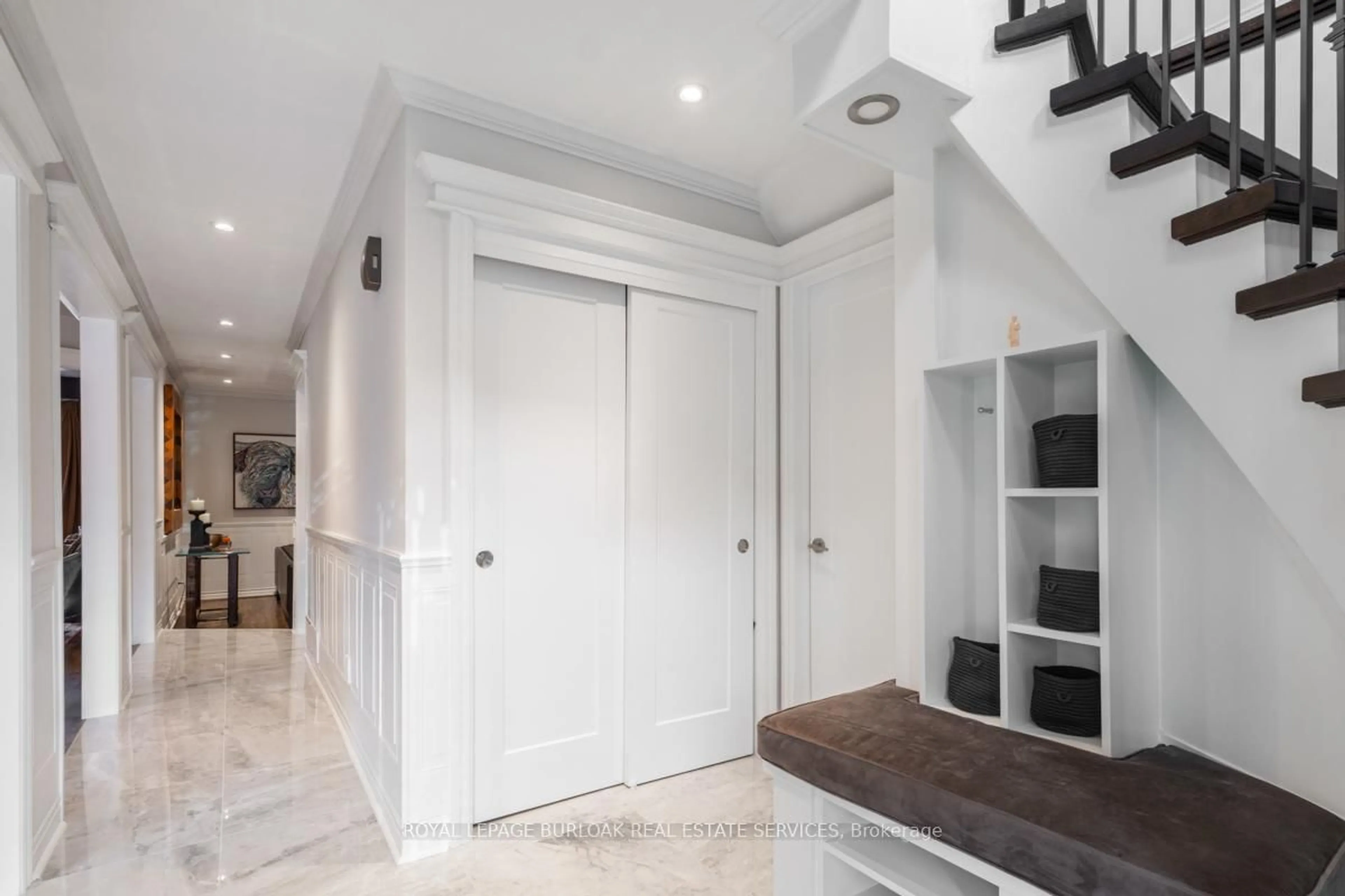 Indoor entryway for 1219 Hammond St, Burlington Ontario L7S 2A3