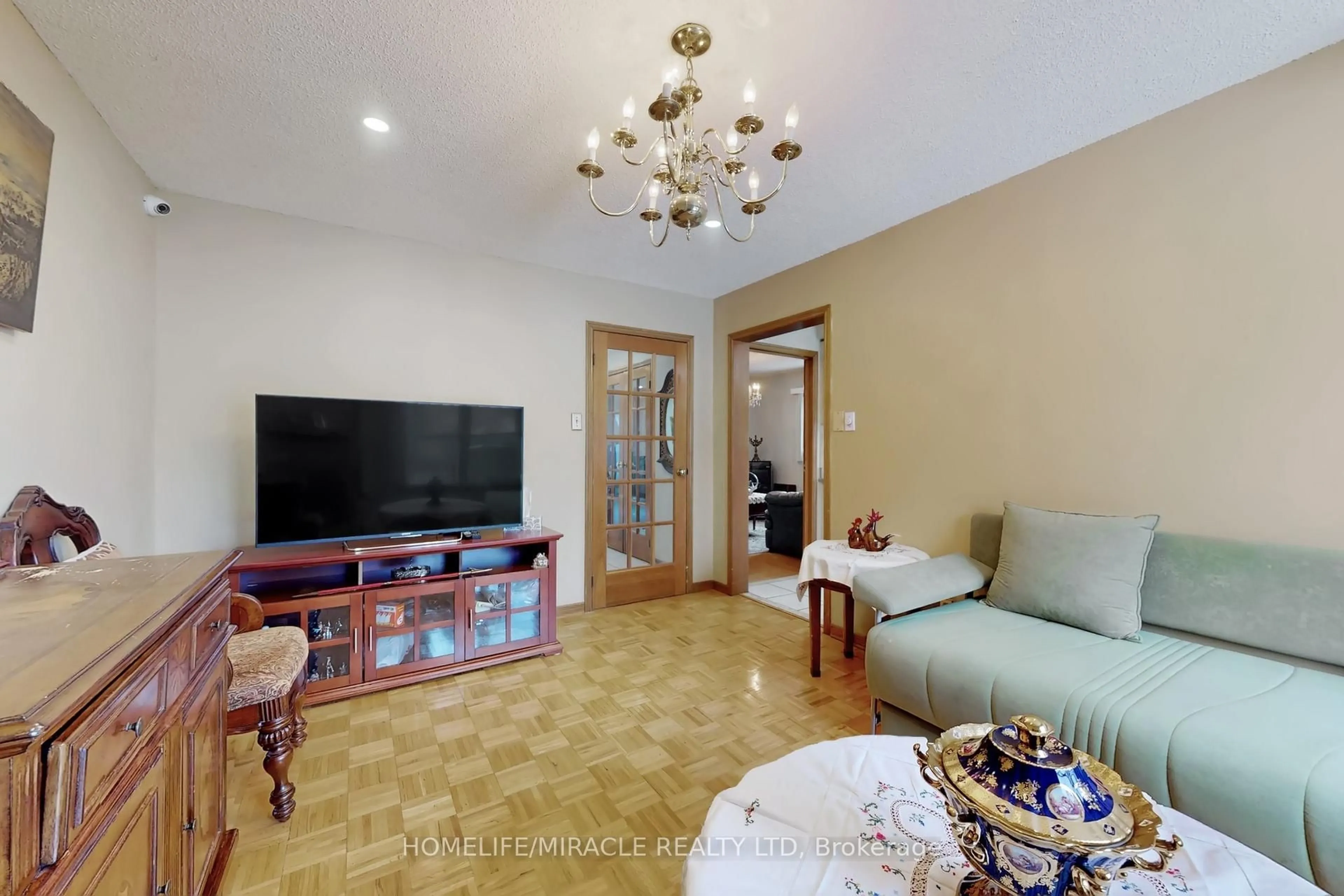 Living room with furniture, unknown for 14 Rodwell Crt, Brampton Ontario L6Y 4G7