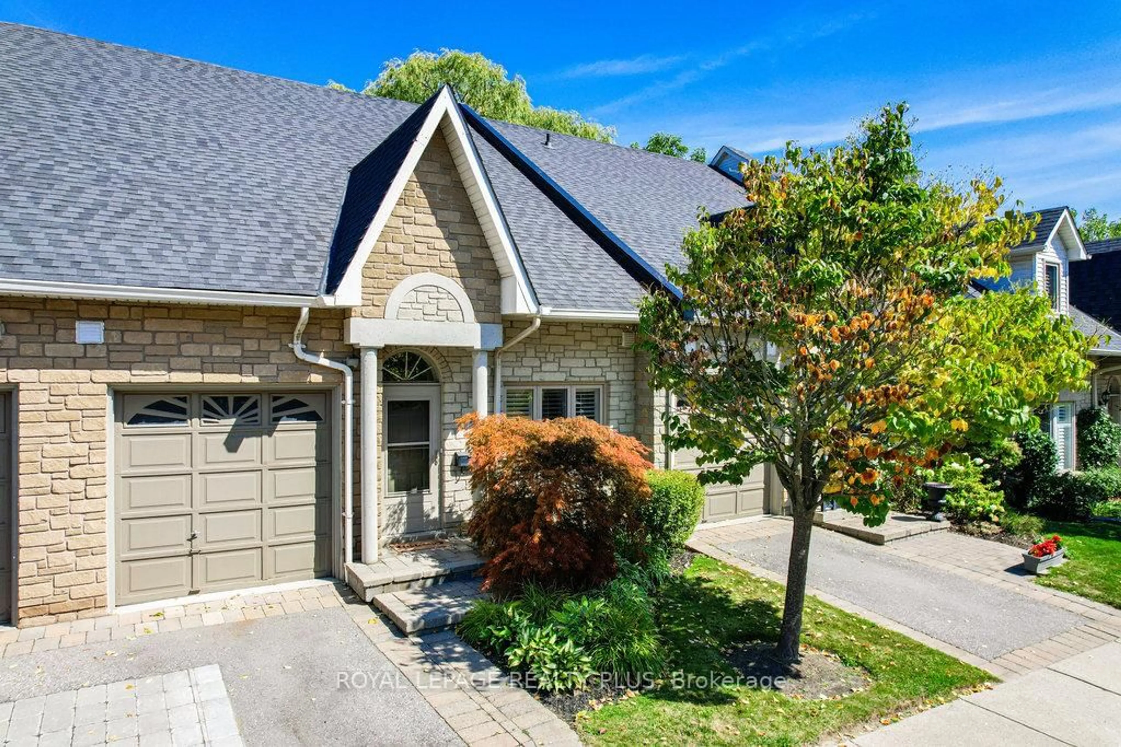 Home with brick exterior material, street for 1010 Cristina Crt #6, Mississauga Ontario L5J 4T7