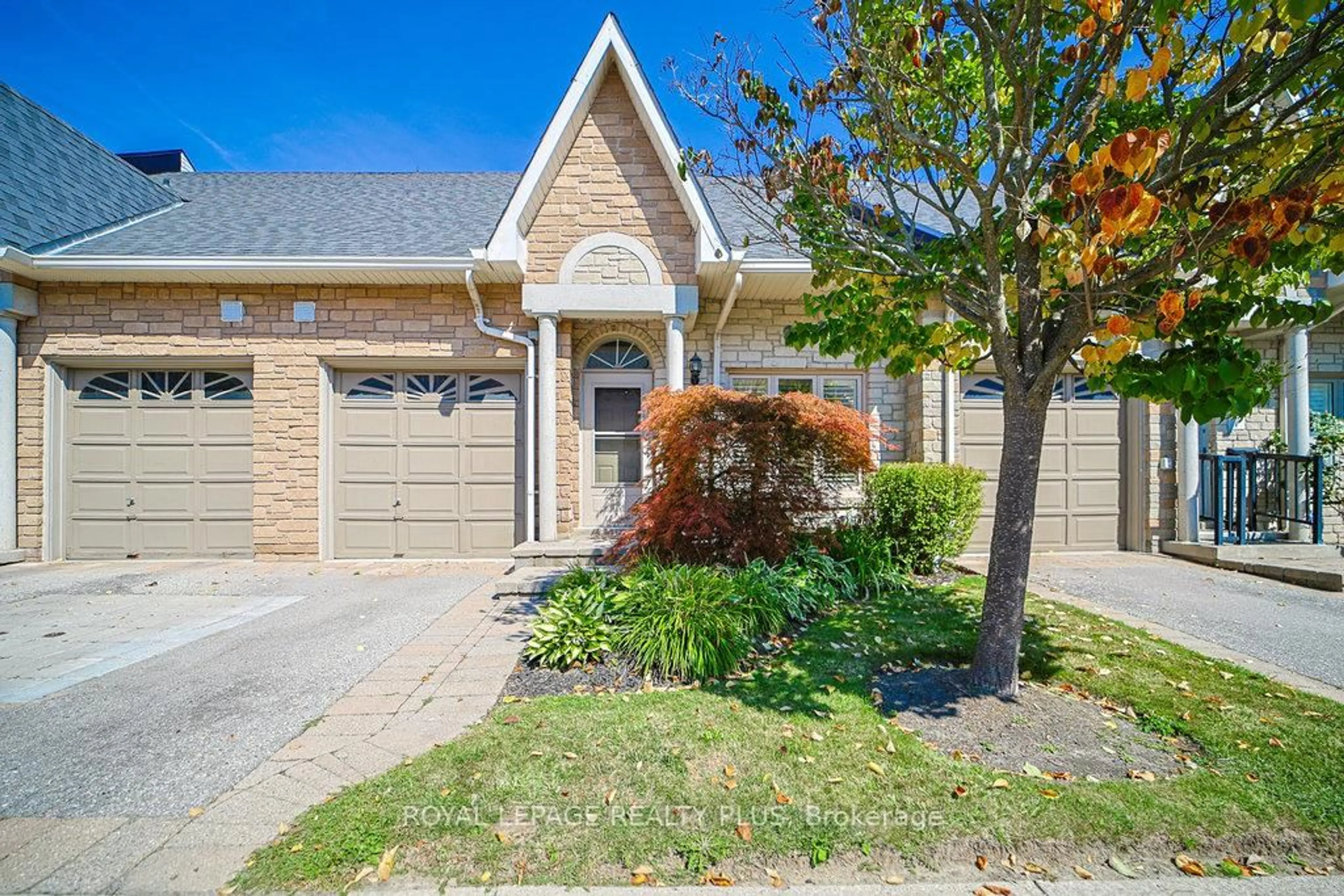 Home with brick exterior material, street for 1010 Cristina Crt #6, Mississauga Ontario L5J 4T7