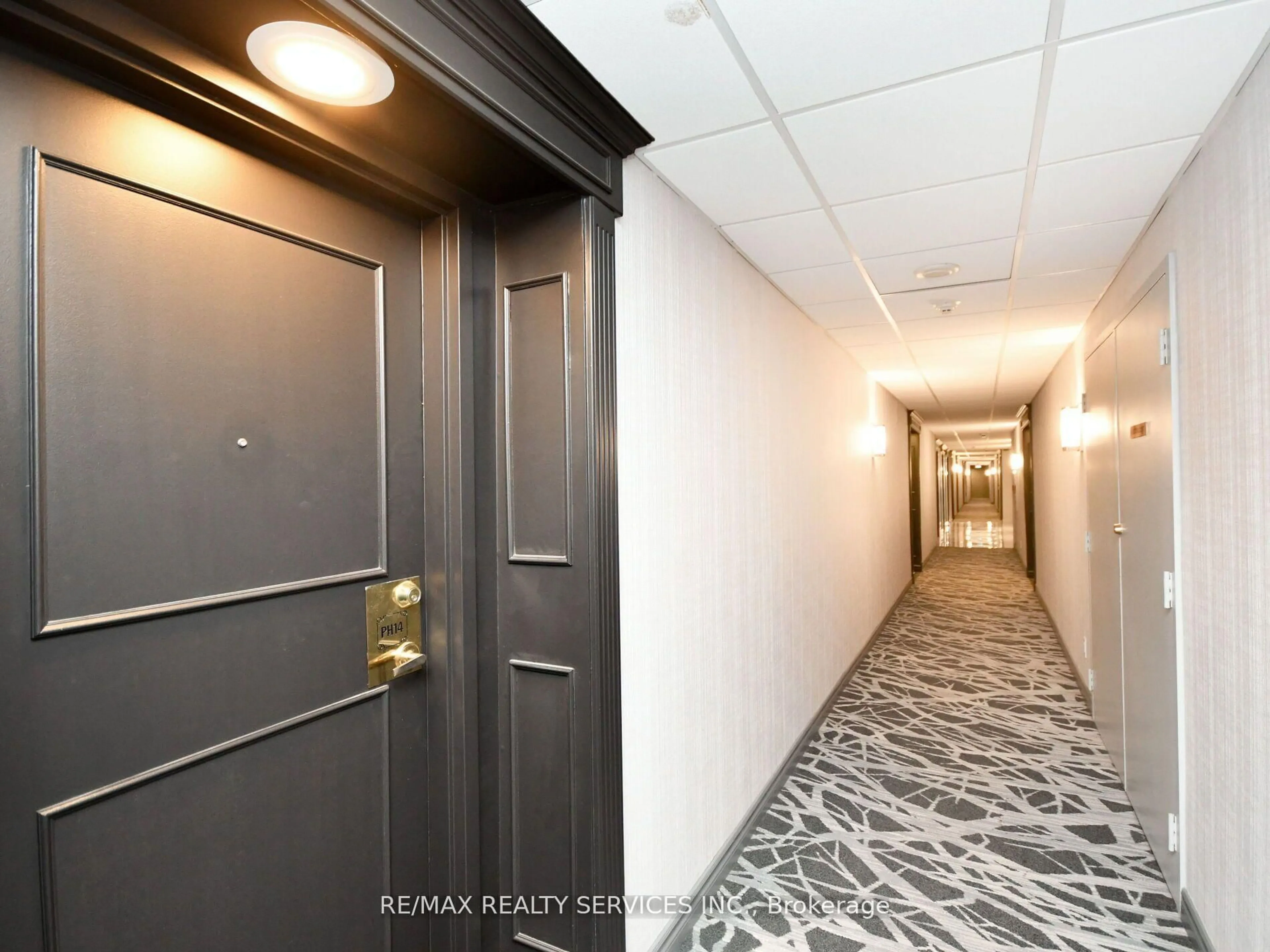 Indoor foyer for 115 Hillcrest Ave #Ph14, Mississauga Ontario L5B 3Y9