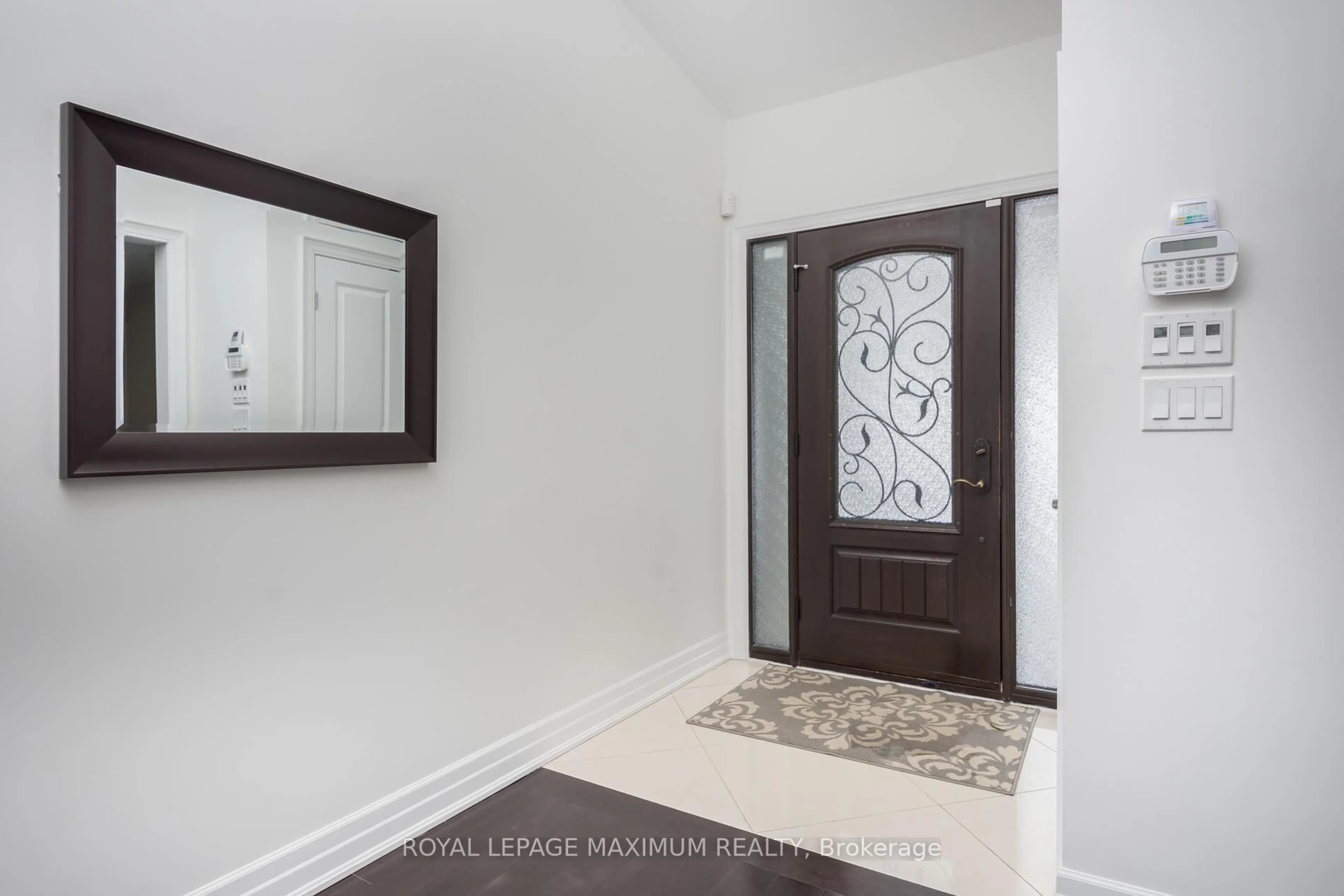 Indoor entryway for 55 Ashmount Cres, Toronto Ontario M9R 1C9