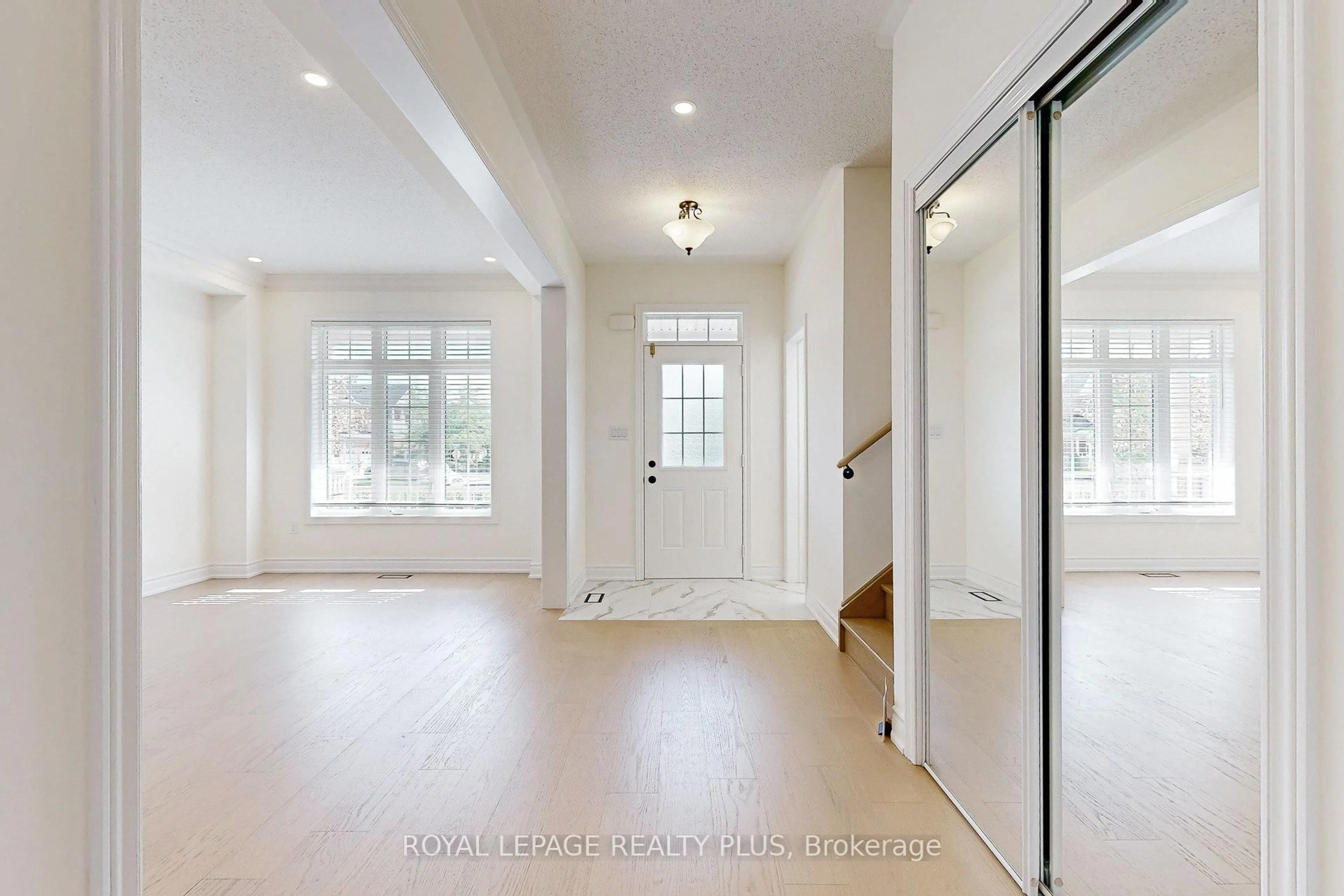 Indoor entryway for 5371 Tenth Line, Mississauga Ontario L5M 0V7