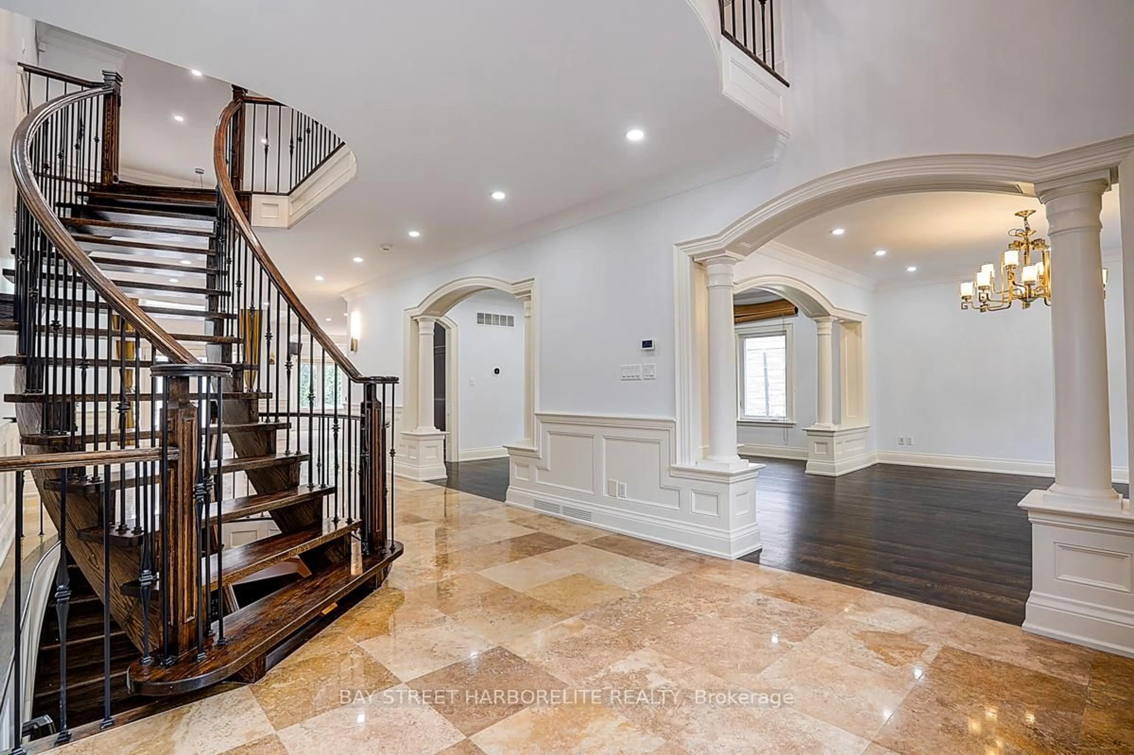 Indoor foyer for 2334 Hammond Rd, Mississauga Ontario L5K 1T2