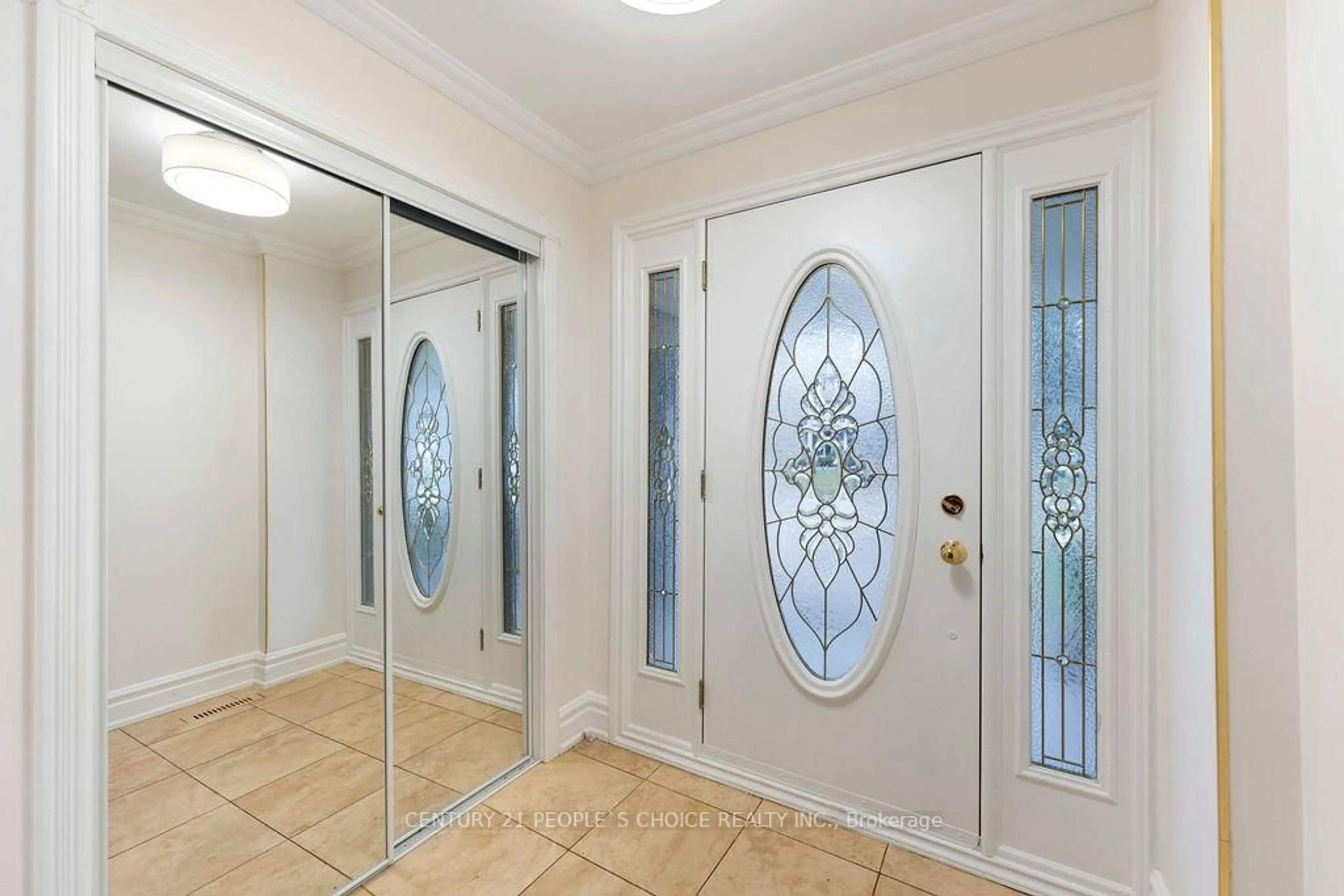 Indoor entryway for 2250 Kenbarb Rd, Mississauga Ontario L5B 2E8