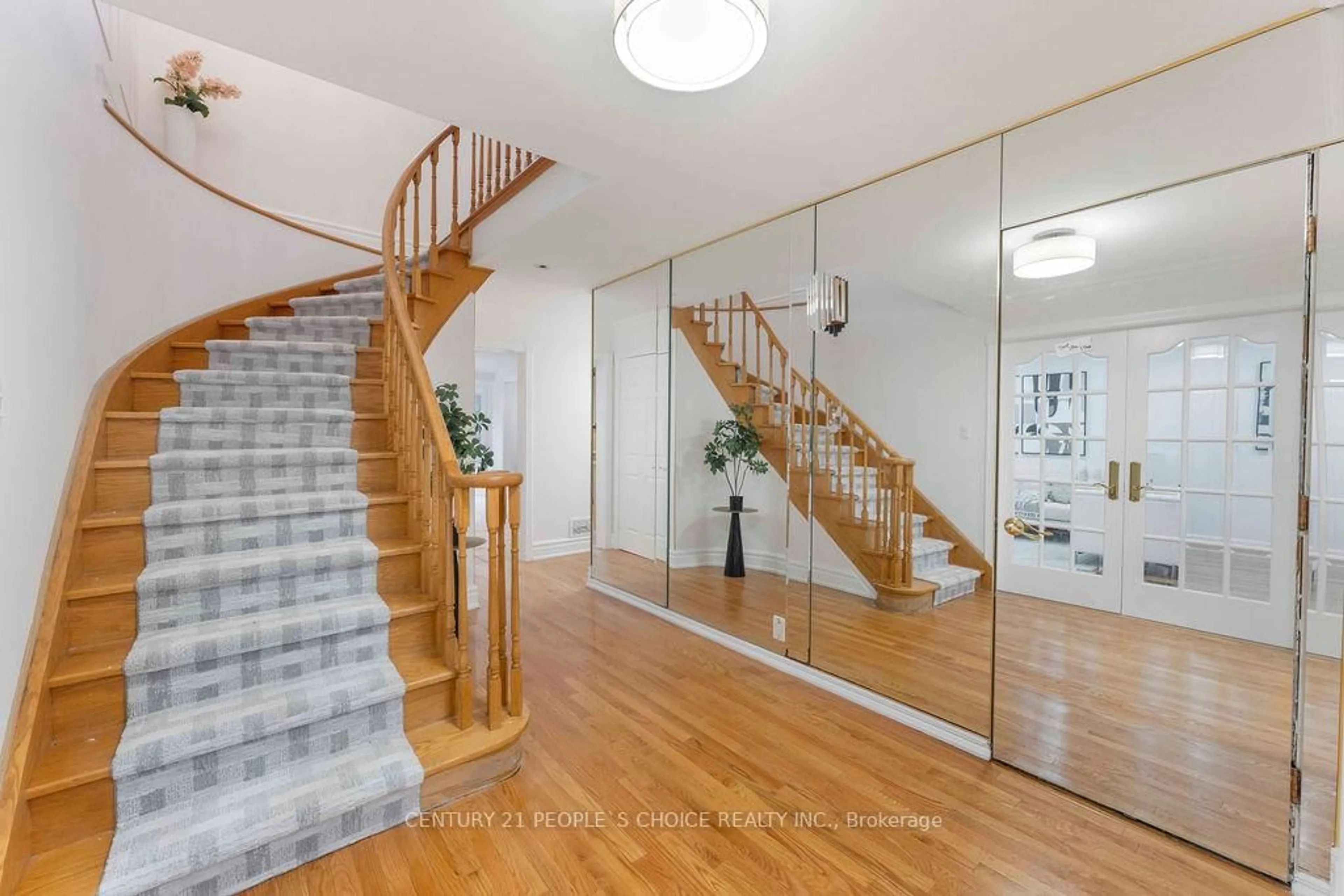 Unknown for 2250 Kenbarb Rd, Mississauga Ontario L5B 2E8