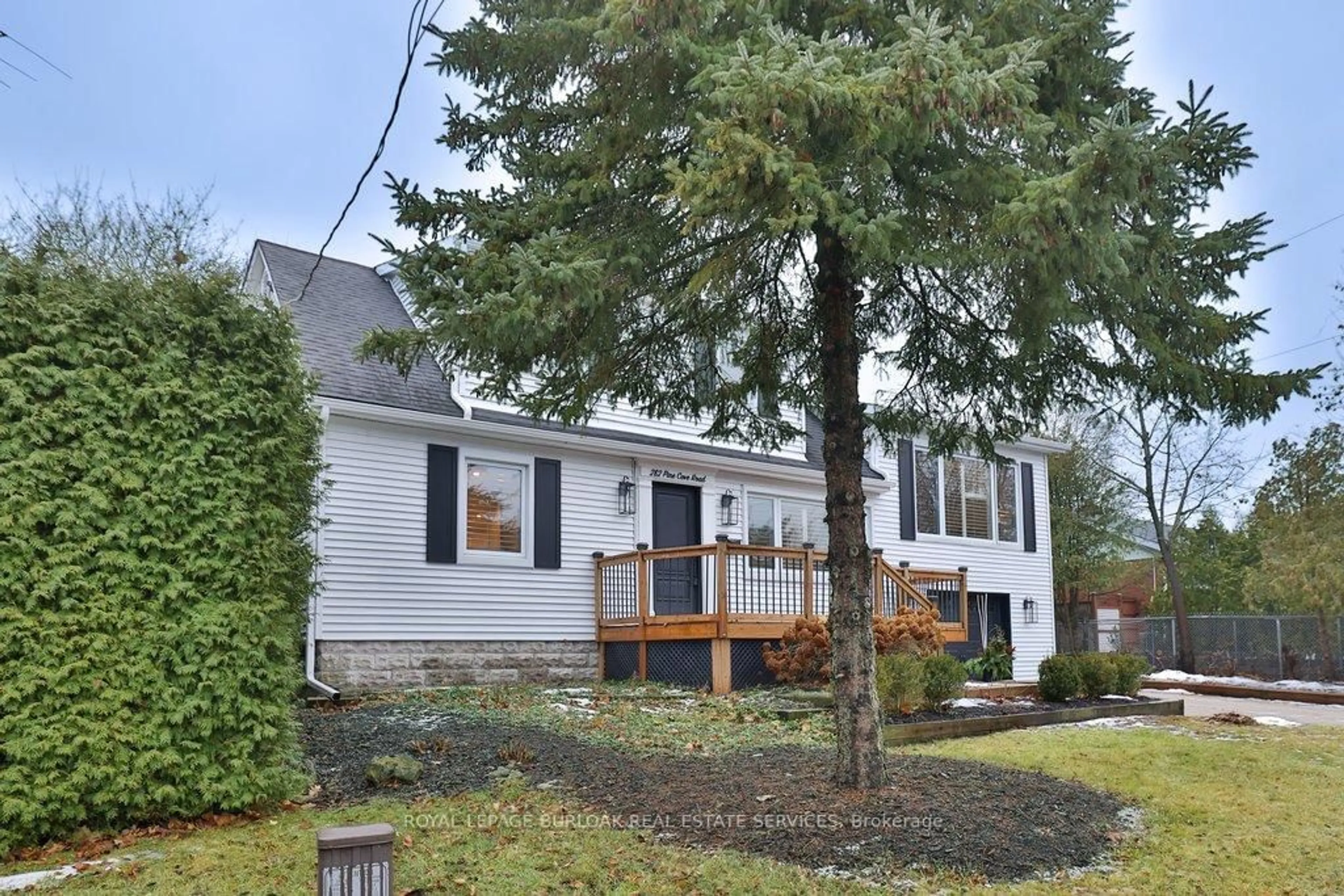 Home with vinyl exterior material, street for 282 Pine Cove Rd, Burlington Ontario L7N 1W2