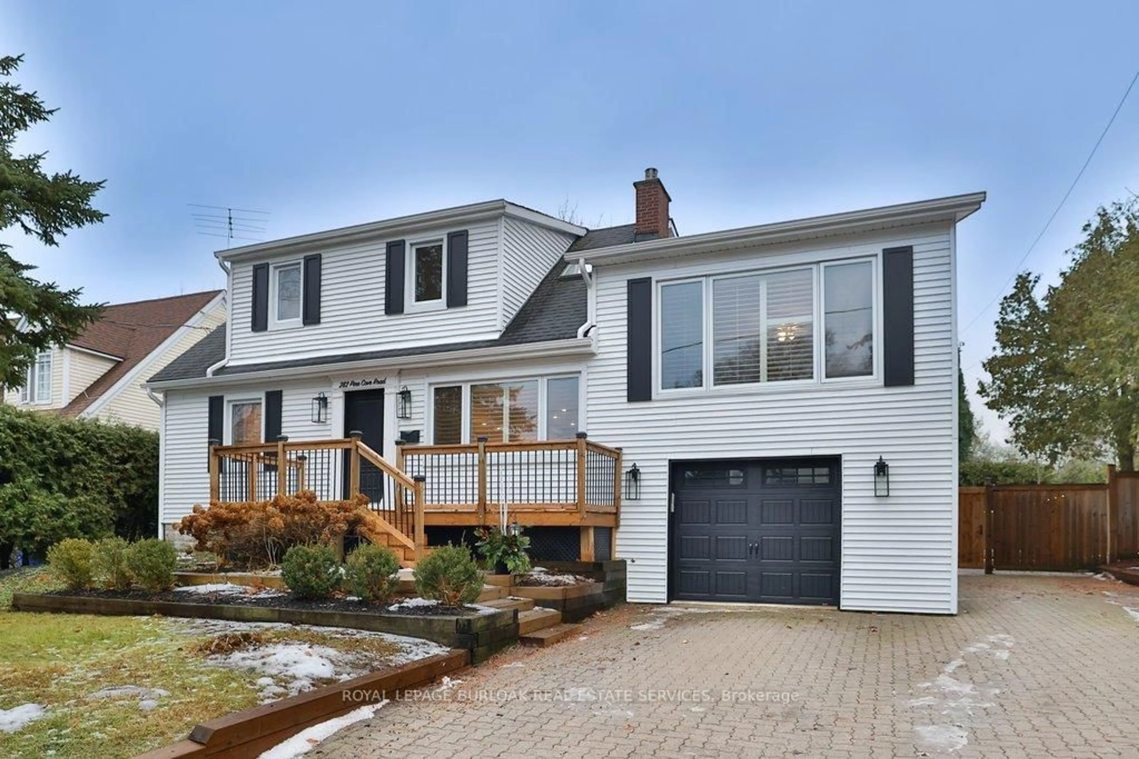 Home with vinyl exterior material, street for 282 Pine Cove Rd, Burlington Ontario L7N 1W2