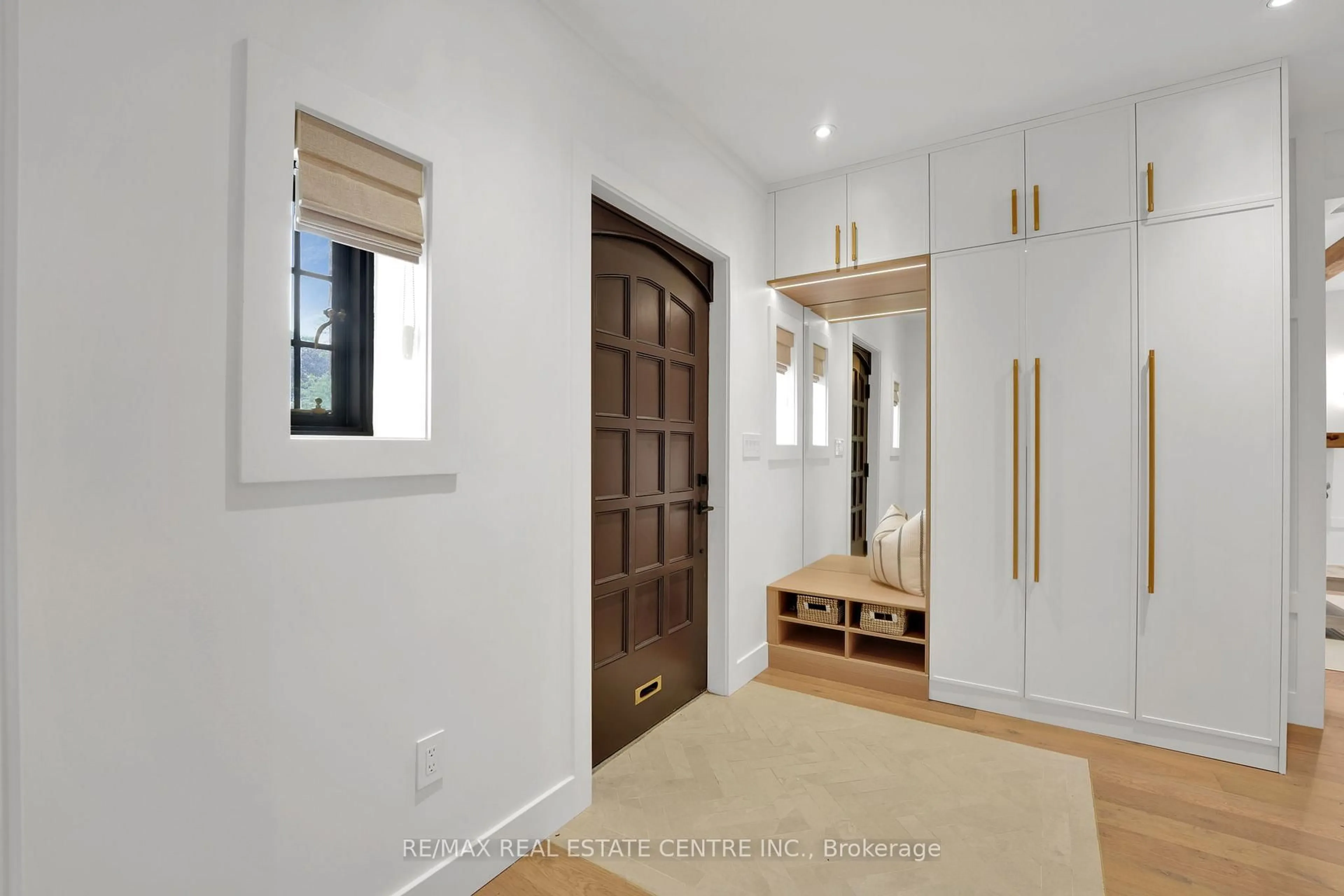 Indoor entryway for 977 Unsworth Ave, Burlington Ontario L7T 1R2