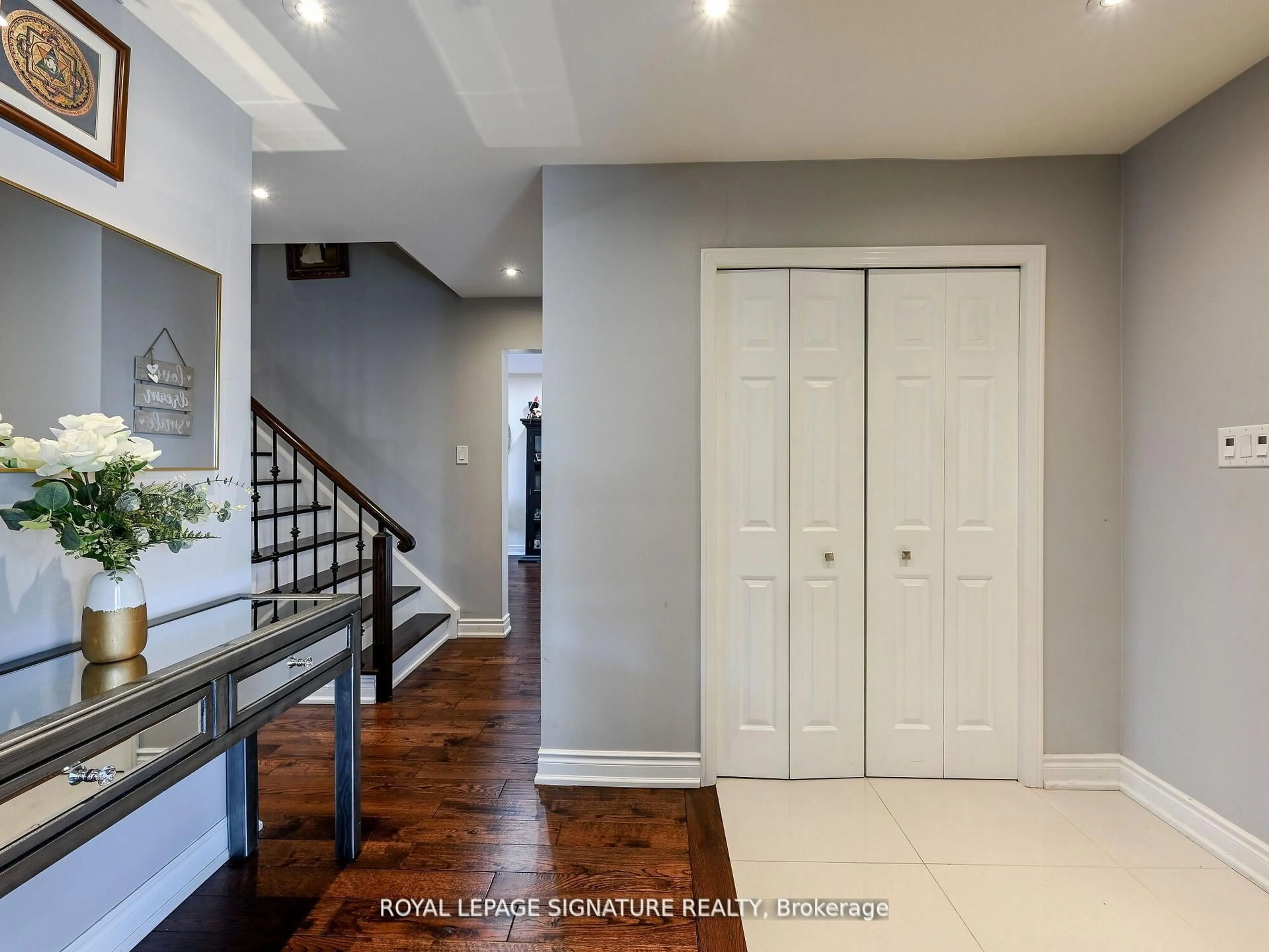 Indoor entryway for 281 Mcgill St, Mississauga Ontario L5A 1V3