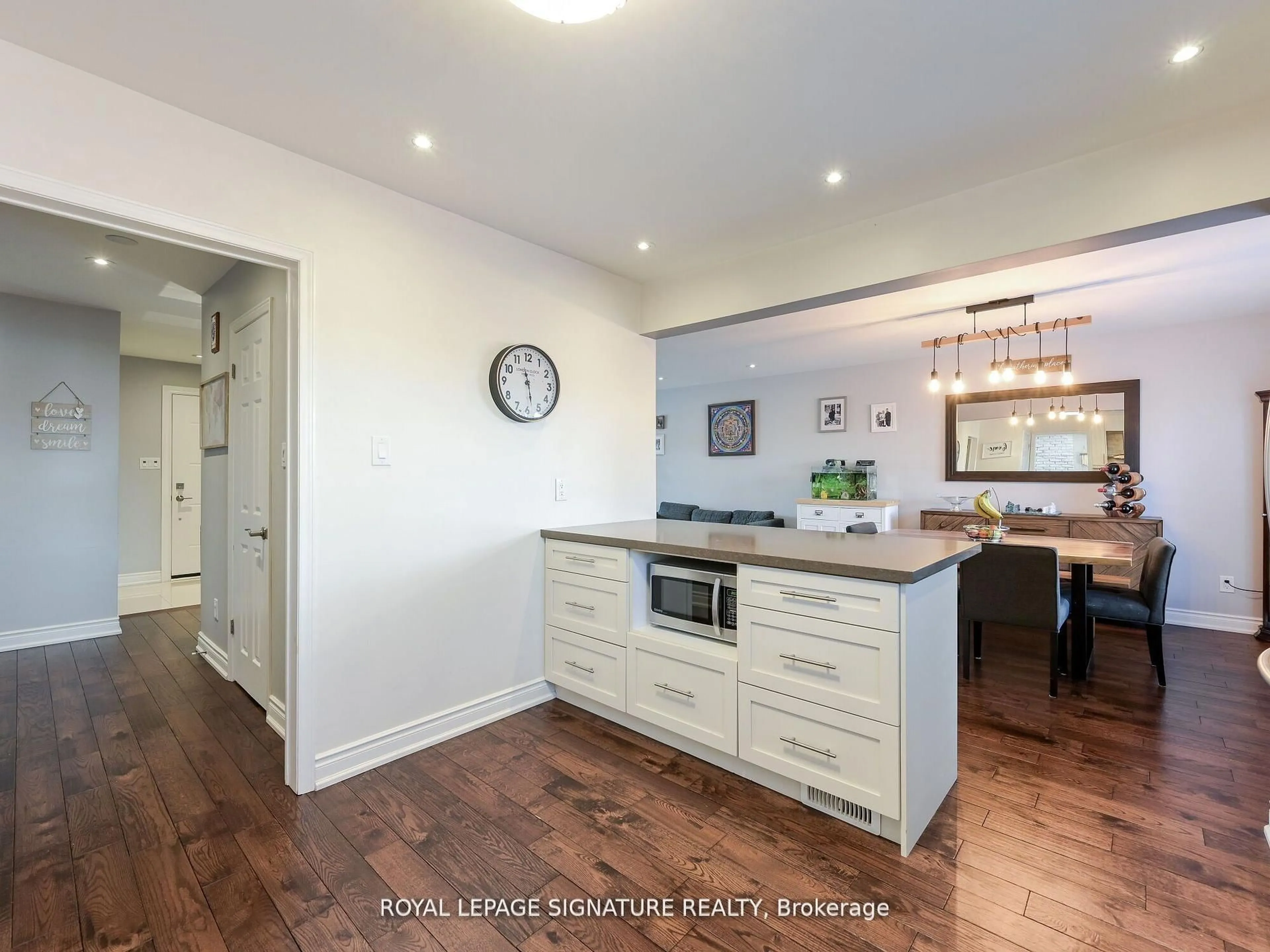 Open concept kitchen, wood/laminate floor for 281 Mcgill St, Mississauga Ontario L5A 1V3