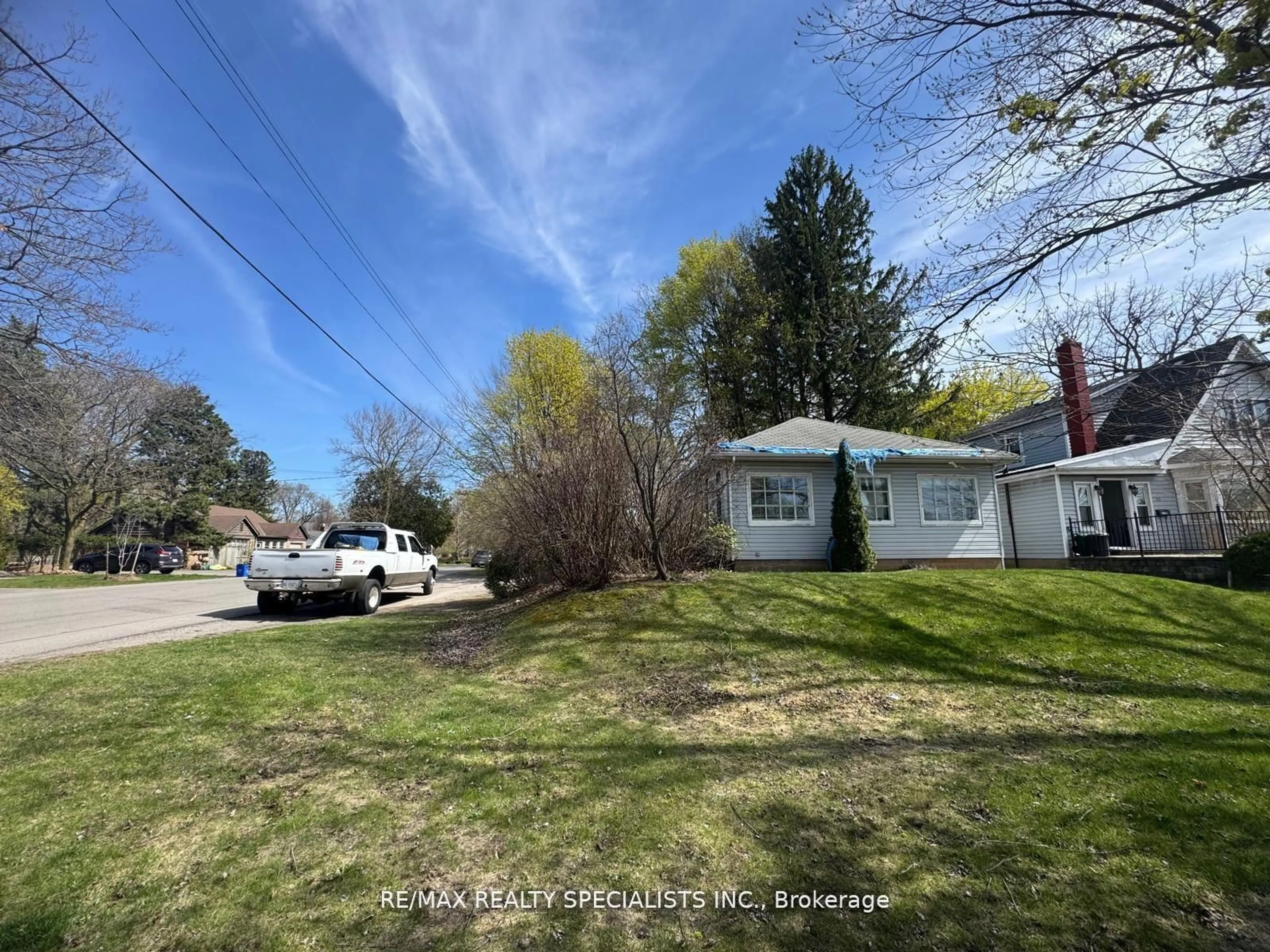 A pic from outside/outdoor area/front of a property/back of a property/a pic from drone, street for 990-992 Birchwood Ave, Burlington Ontario L7T 2H8