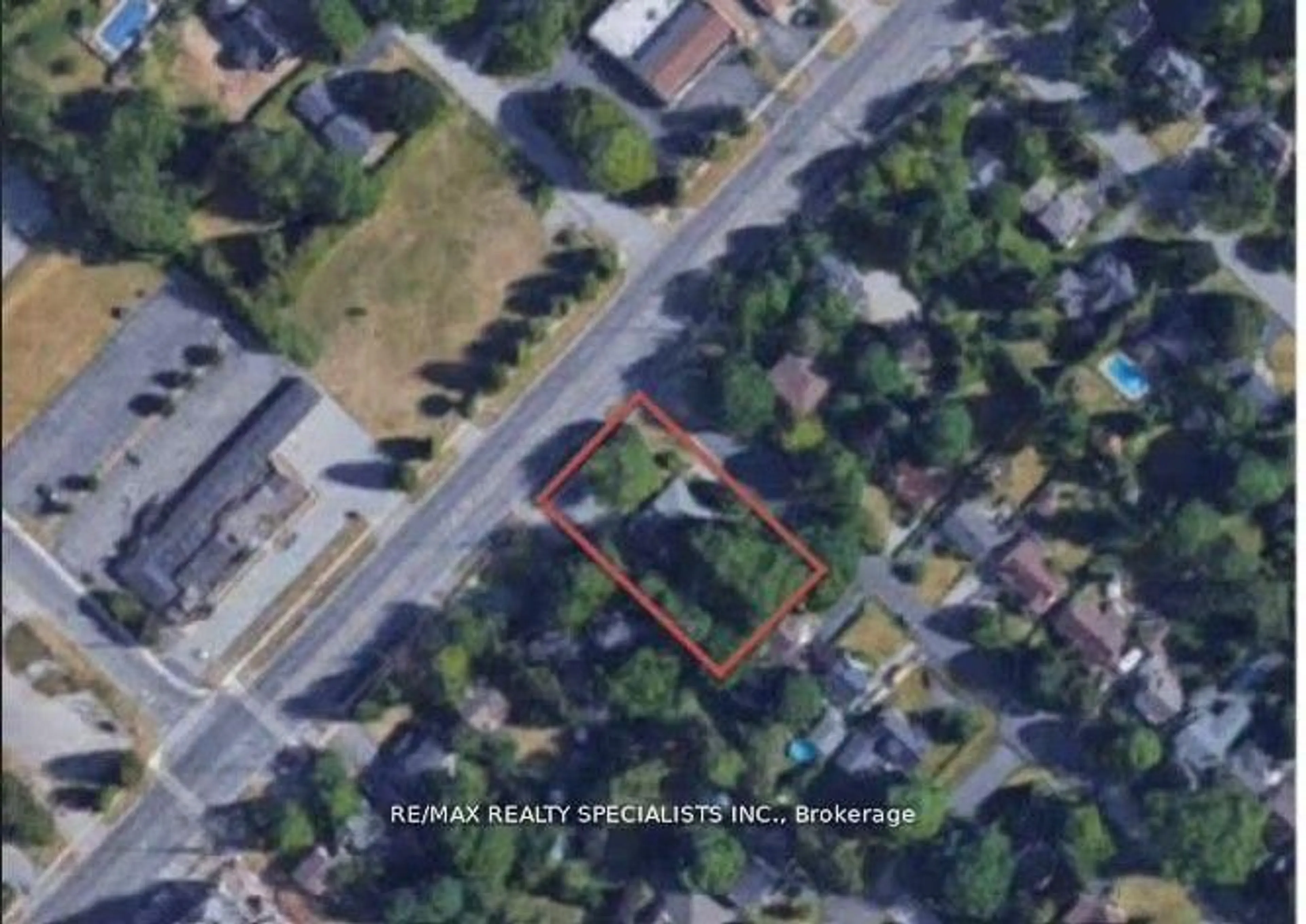 A pic from outside/outdoor area/front of a property/back of a property/a pic from drone, street for 990-992 Birchwood Ave, Burlington Ontario L7T 2H8